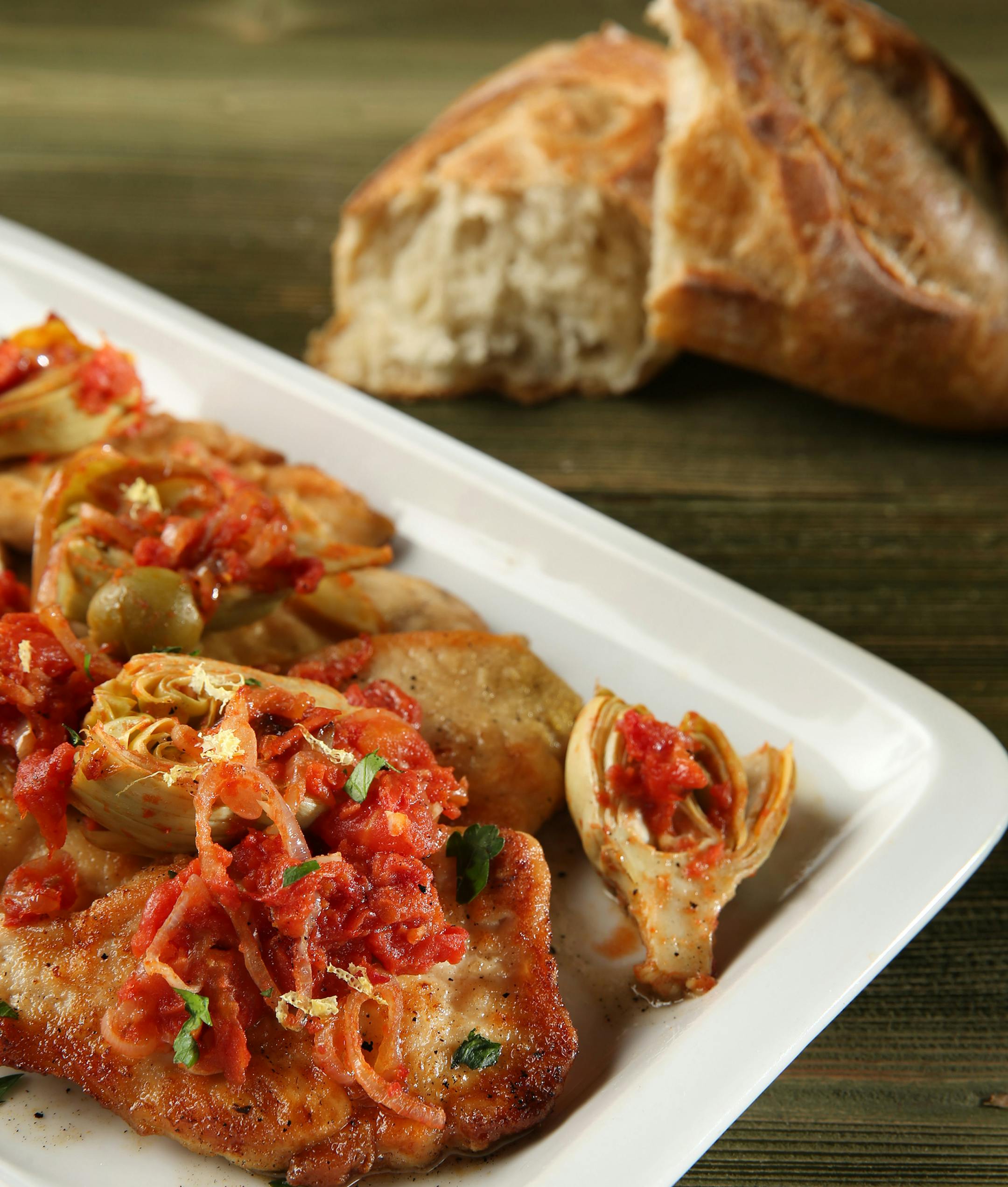 Artichokes, olives and tomatoes top quickly-cooked chicken cutlets. (Abel Uribe/Chicago Tribune/TNS) ORG XMIT: 1164841