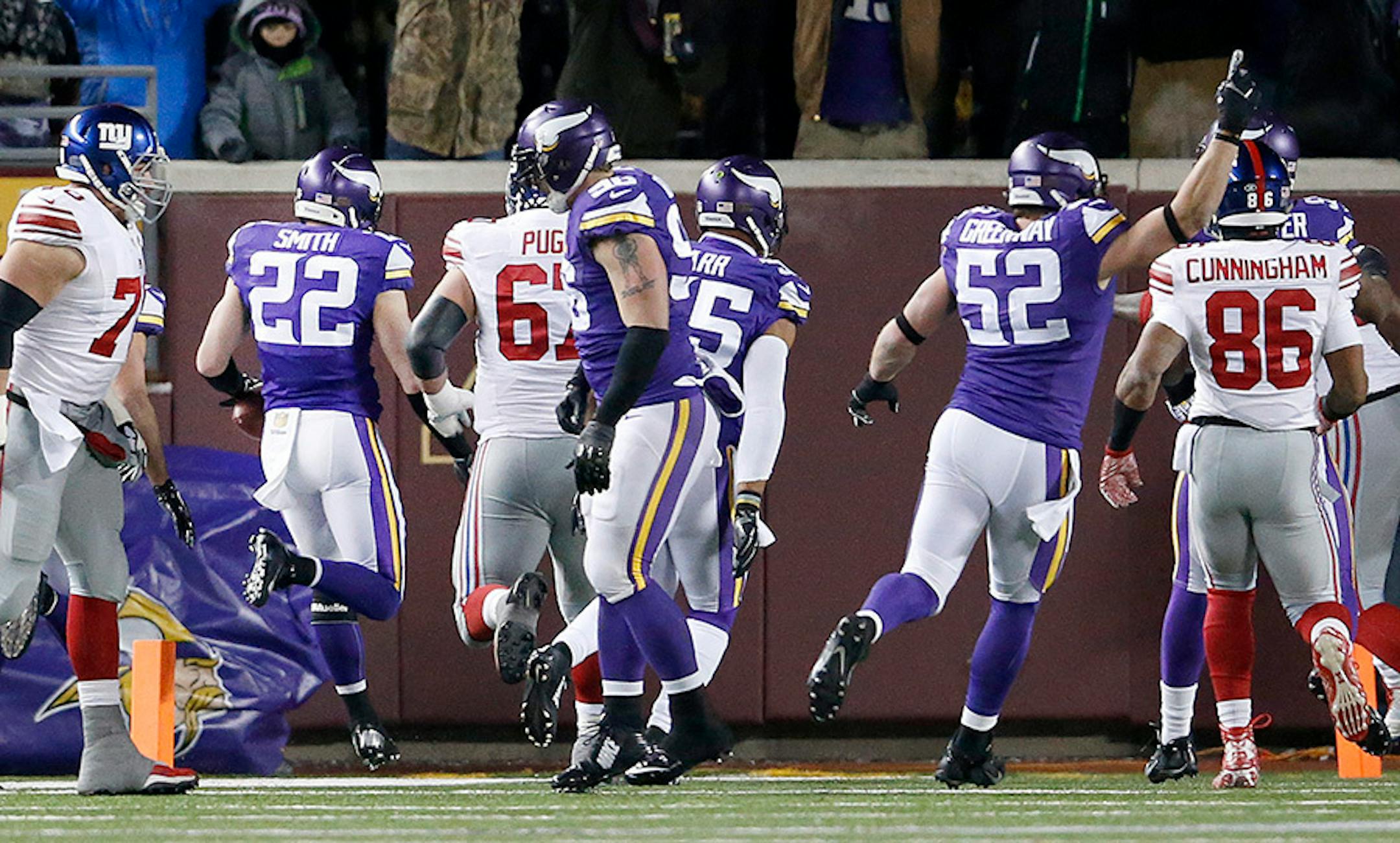 Harrison Smith (22) intercepted an Eli Manning pass and returned it 35 yards for a touchdown.
