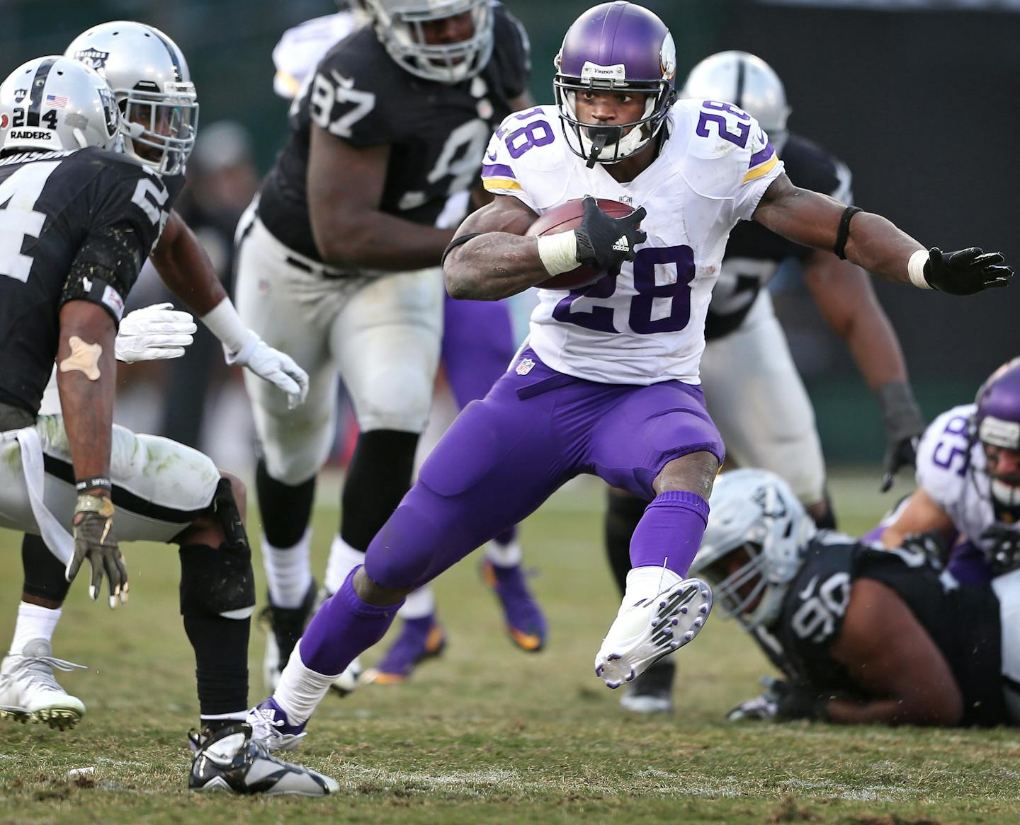 Minnesota Vikings running back Adrian Peterson (28) ran away from Raiders free safety Charles Woodson (24) and cornerback D.J. Hayden (25) at the Oakland Coliseum Sunday November 15, 2015 in Oakland, CA.] The Minnesota Vikings beat at the Oakland Raiders 30-14 in the Coliseum. Jerry Holt/ Jerry.Holt@Startribune.com