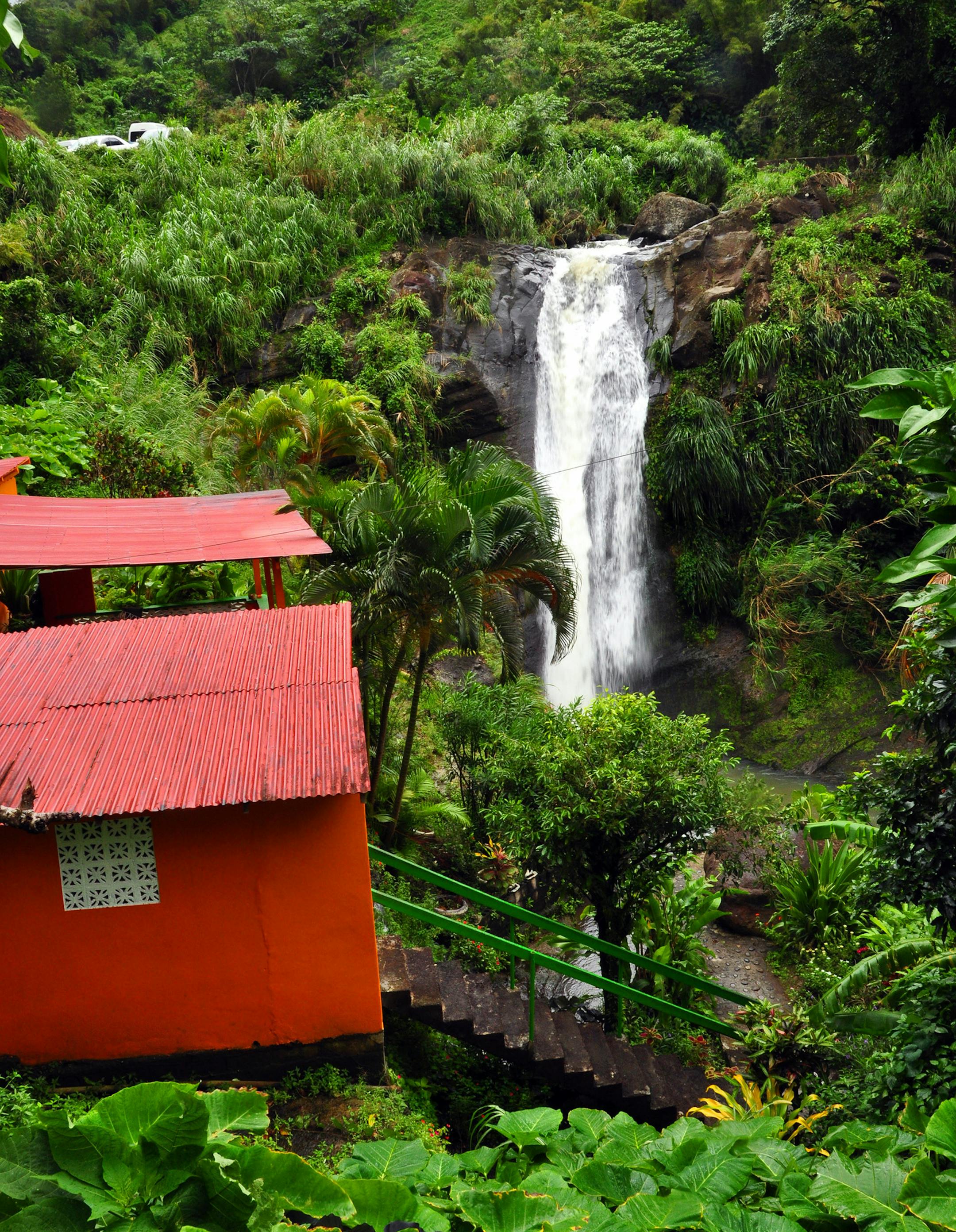 The first of three tiers of Concord Falls plunges over black volcanic rock. (Katherine Rodeghier/Chicago Tribune/TNS) ORG XMIT: 1242224
