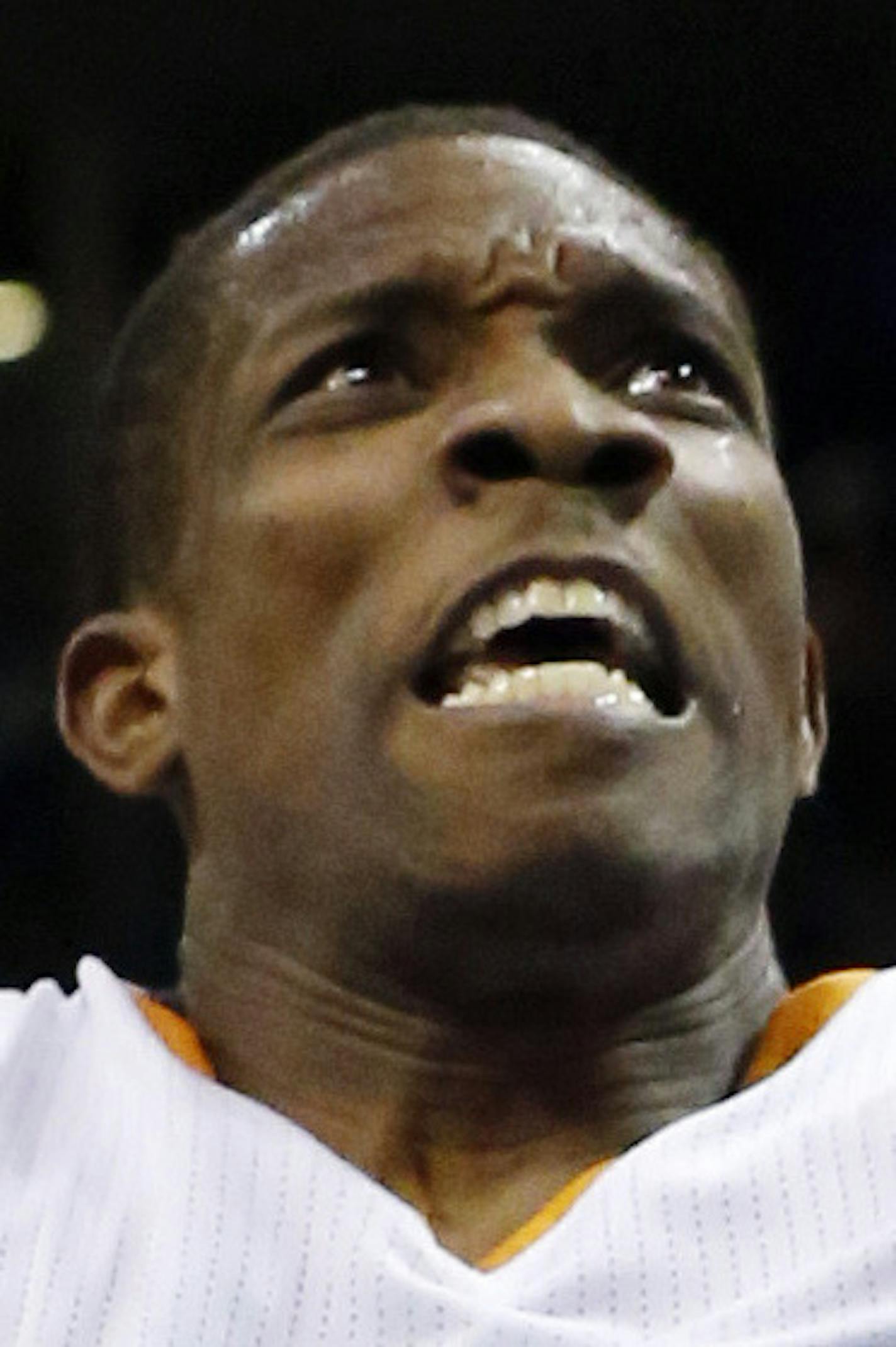 Phoenix Suns guard Eric Bledsoe (2) shoots between Oklahoma City Thunder forward Serge Ibaka, left, and center Steven Adams, right, in the fourth quarter of an NBA basketball game in Oklahoma City, Wednesday, Dec. 31, 2014. Oklahoma City won 137-134 in overtime. (AP Photo/Sue Ogrocki)