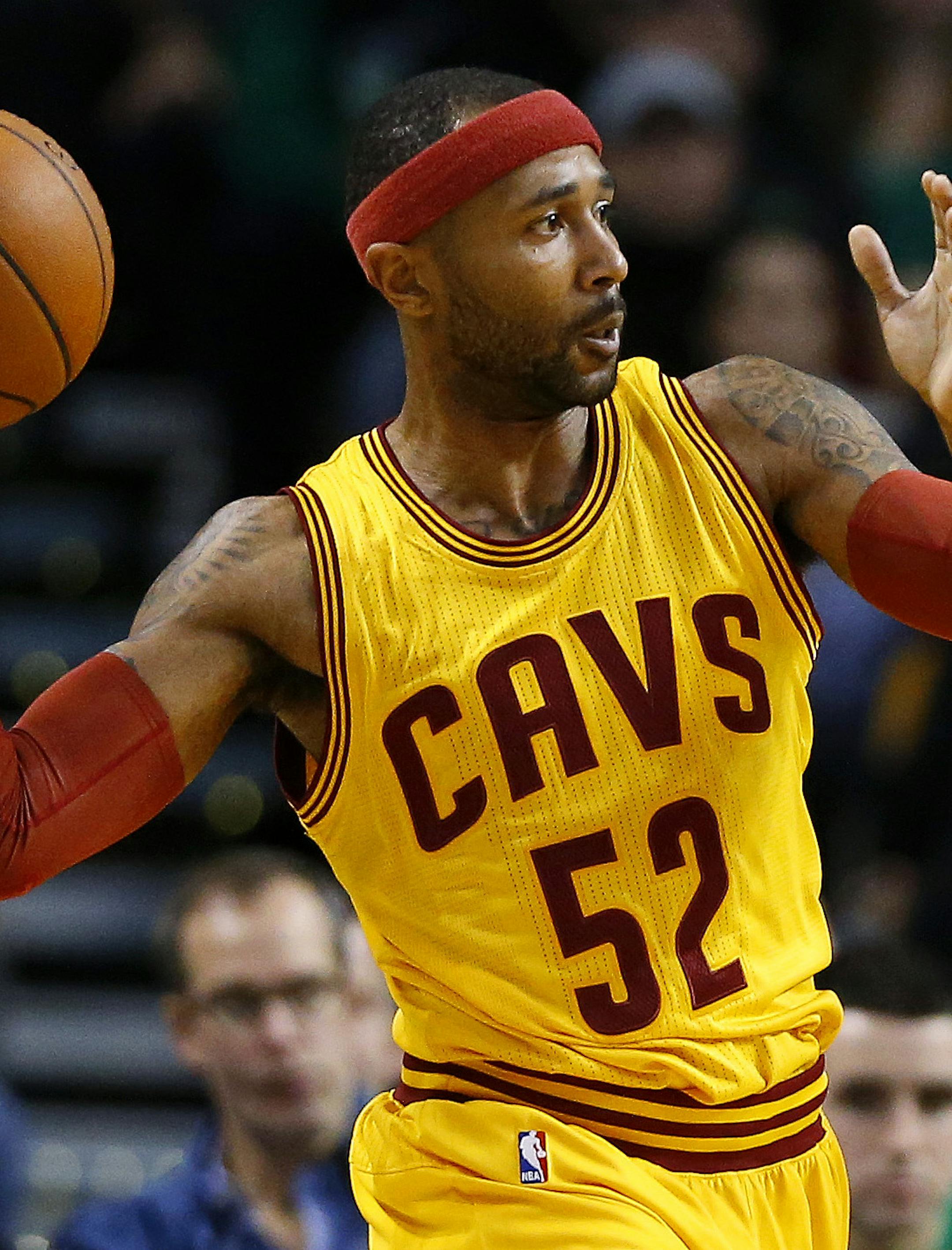 Cleveland Cavaliers' Mo Williams during the second quarter of a NBA basketball game against the Boston Celtics in Boston Tuesday, Dec. 15, 2015. (AP Photo/Winslow Townson) ORG XMIT: MIN2016010820401973