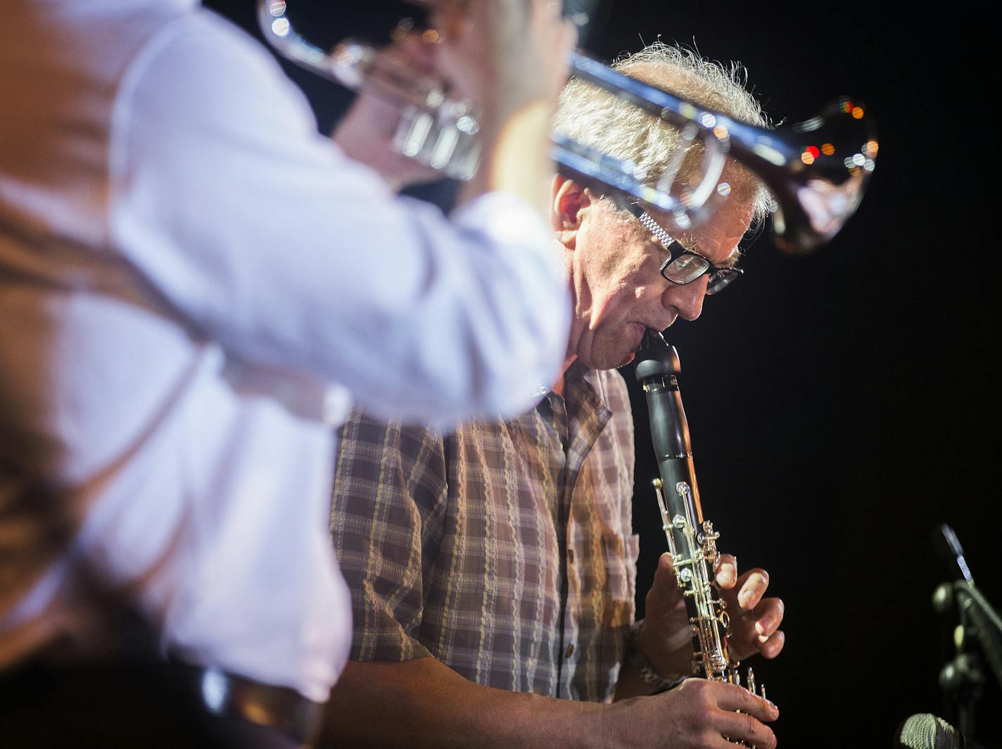 Minnesota Orchestra music director Osmo Vanska plays the clarinet during a jam session with Orquestra Aragon at Havana Cafe in Havana, Cuba on Saturday, May 16, 2015. ] LEILA NAVIDI leila.navidi@startribune.com /