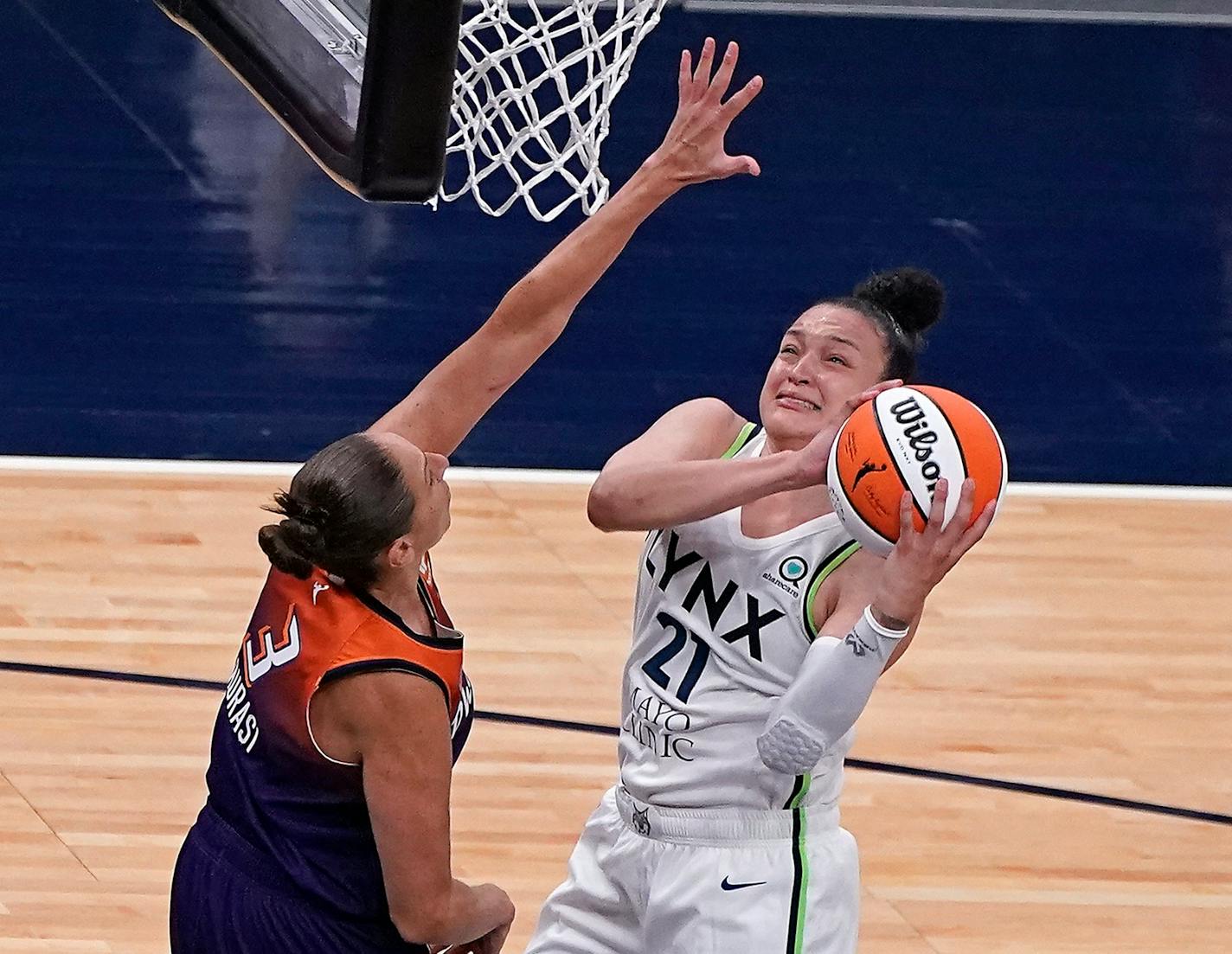 Minnesota Lynx guard Kayla McBride (21) shot the ball as Phoenix Mercury guard Diana Taurasi (3) blocked during the second half. ] LEILA NAVIDI • leila.navidi@startribune.com