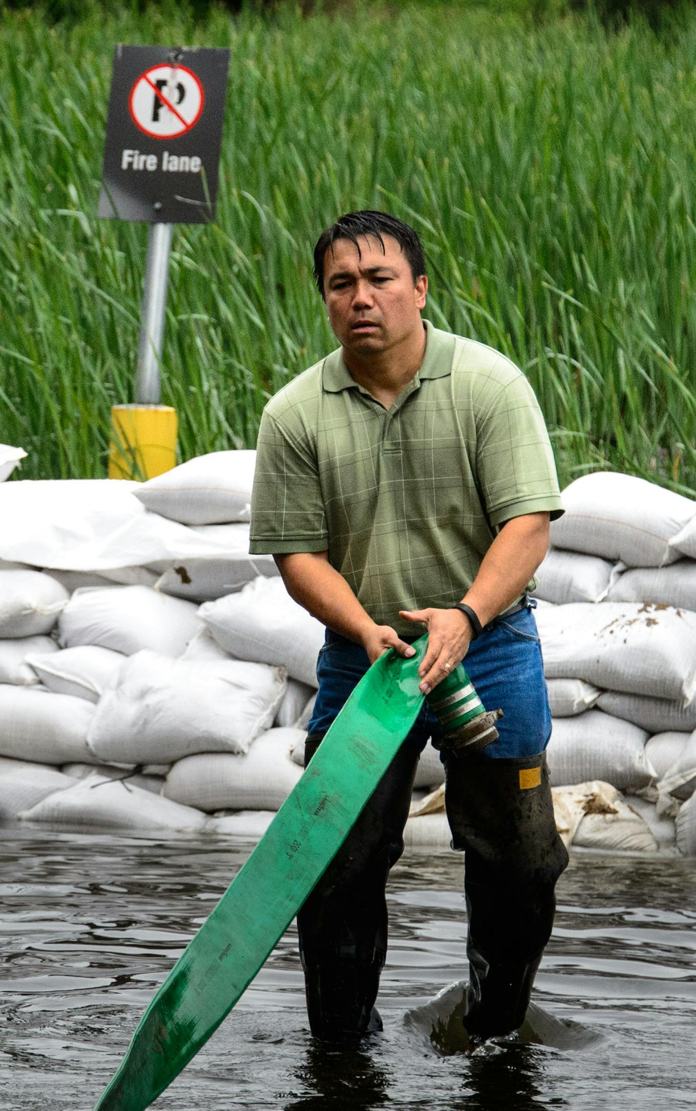 Heavy rains pushed Minnehaha Creek over its banks and workers at Park Nicollet Methodist Hospital brought in extra pumps and sandbags to keep it away from the St. Louis Park hospital. ] GLEN STUBBE * gstubbe@startribune.com Wednesday June 18, 2014