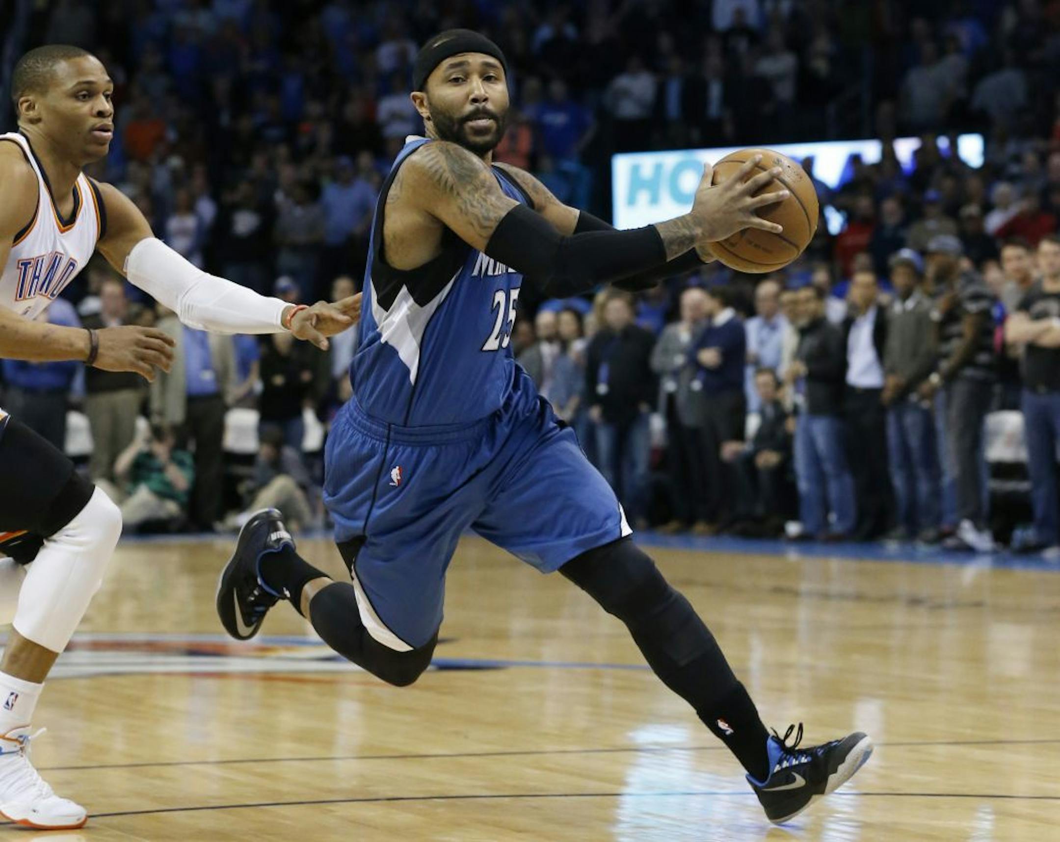 Minnesota Timberwolves guard Mo Williams (25) drives past Oklahoma City Thunder guard Russell Westbrook, left, in the first quarter of an NBA basketball game in Oklahoma City, Monday, Jan. 26, 2015.