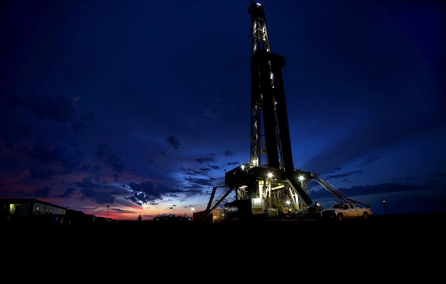 Dozens of drilling rigs dot the North Dakota landscape in the Williston Basin and the Bakken Oil Formation. Once the rigs drill holes, several miles deep and then several miles horizontally, hydraulic fracturing technology (&#xec;fracking&#xee;) is then employed to extract oil and natural gas from the underlying shale formation. Workers at this rig, Raven Drilling Rig #1, located near Watford City, toil around the clock to drill holes along a prescribed route. ] (JIM GEHRZ/STAR TRIBUNE) / Septem