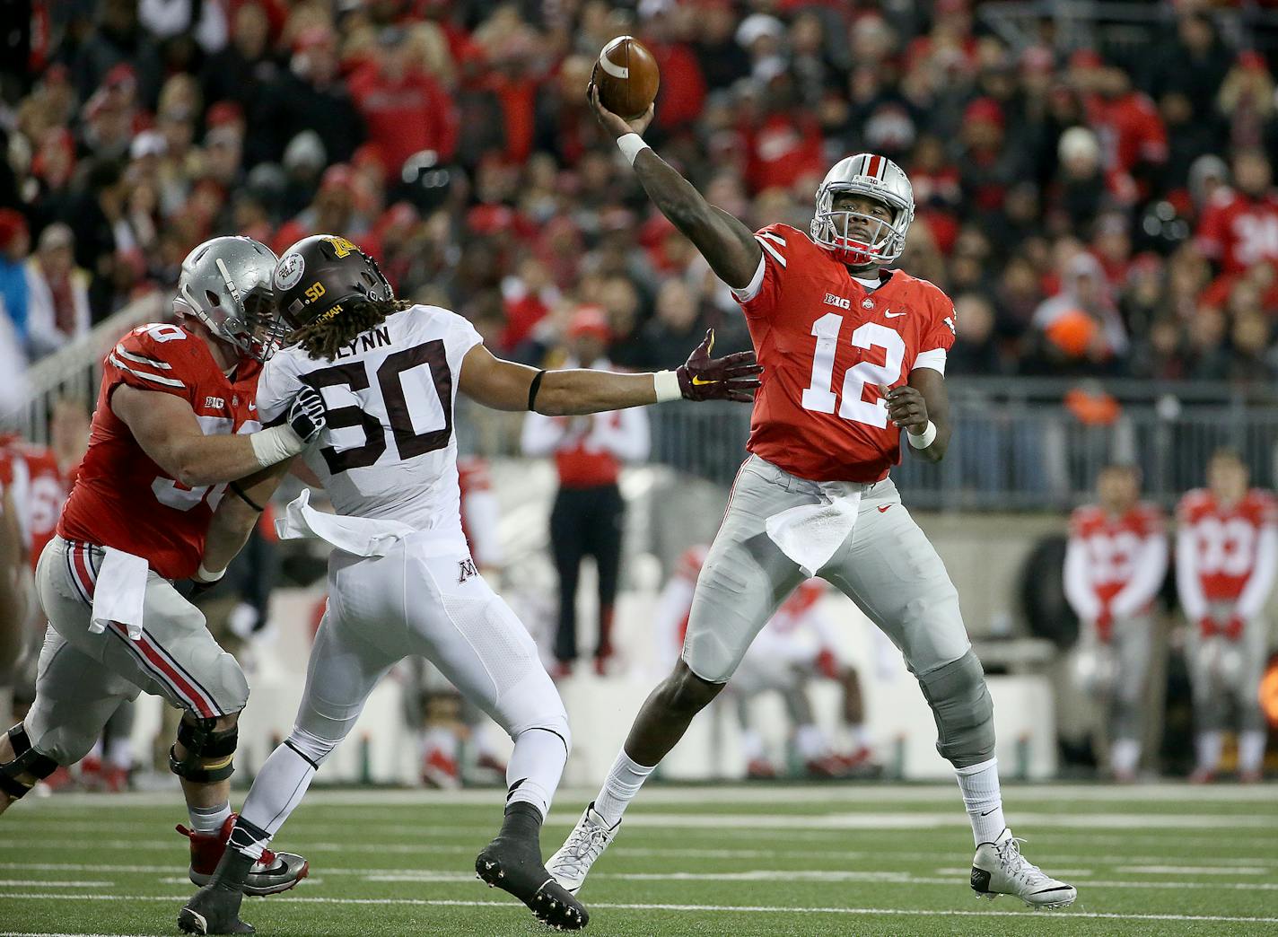 Minnesota's linebacker Jack Lynn couldn't get to Ohio State's quarterback Cardale Jones as he passed the ball in the fourth quarter as the Minnesota Gophers took on the Ohio State Buckeyes at Ohio Stadium, Saturday, November 7, 2015 in Columbus, OH. ] (ELIZABETH FLORES/STAR TRIBUNE) ELIZABETH FLORES &#x2022; eflores@startribune.com