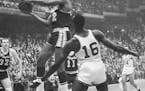Elgin Baylor drove to the basket in 1962.
