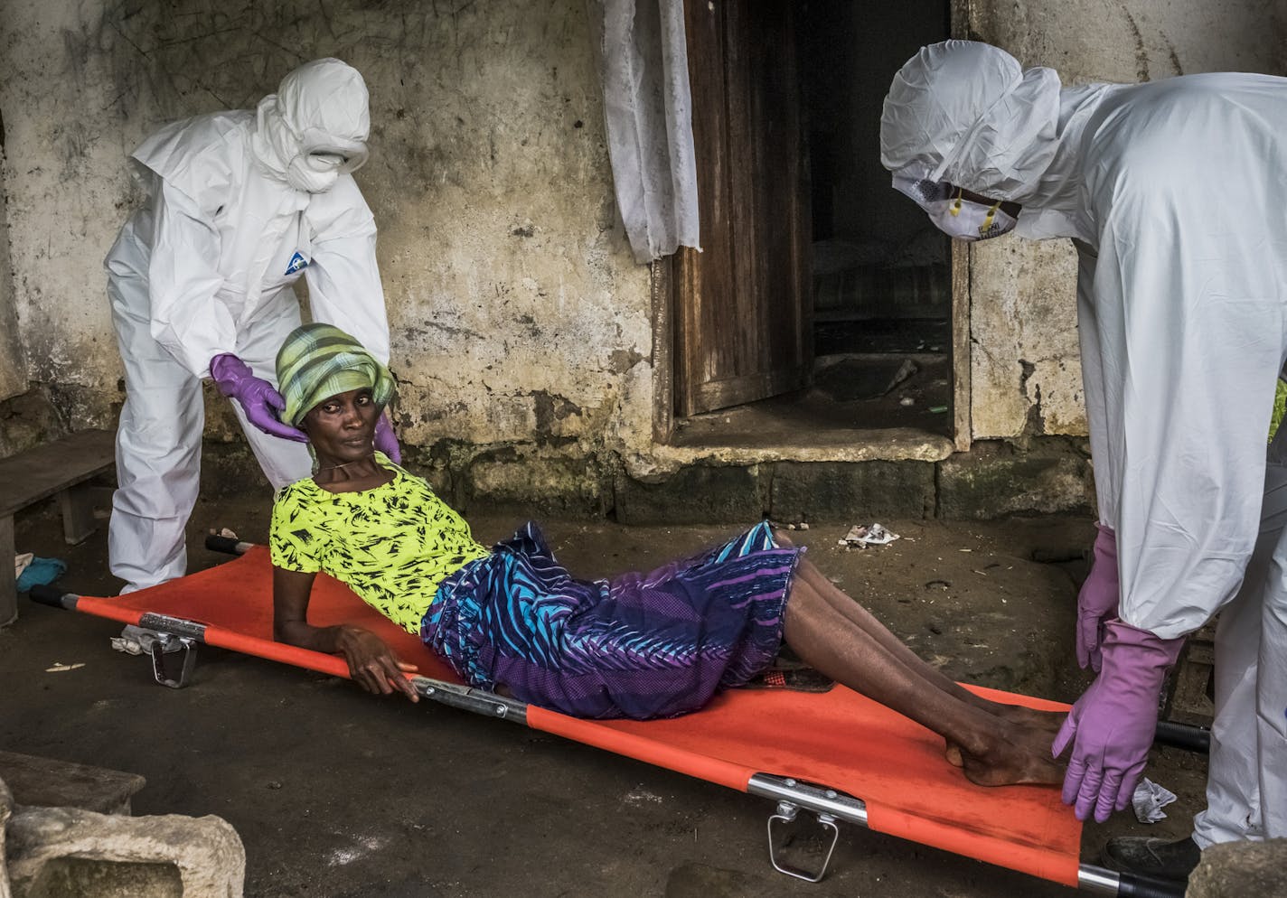 Marie Wread, a friend of a neighbor of Marthalene Williams, an Ebola victim helped by Thomas Eric Duncan, is carried away by health workers after becoming ill in Monrovia, Liberia, Oct. 1, 2014. Duncan, who flew to Dallas and was later found to have the Ebola virus, had direct contact with Williams on Sept. 15, just four days before he left Liberia for the U.S., the woman&#x201a;&#xc4;&#xf4;s parents said. (Daniel Berehulak/The New York Times)