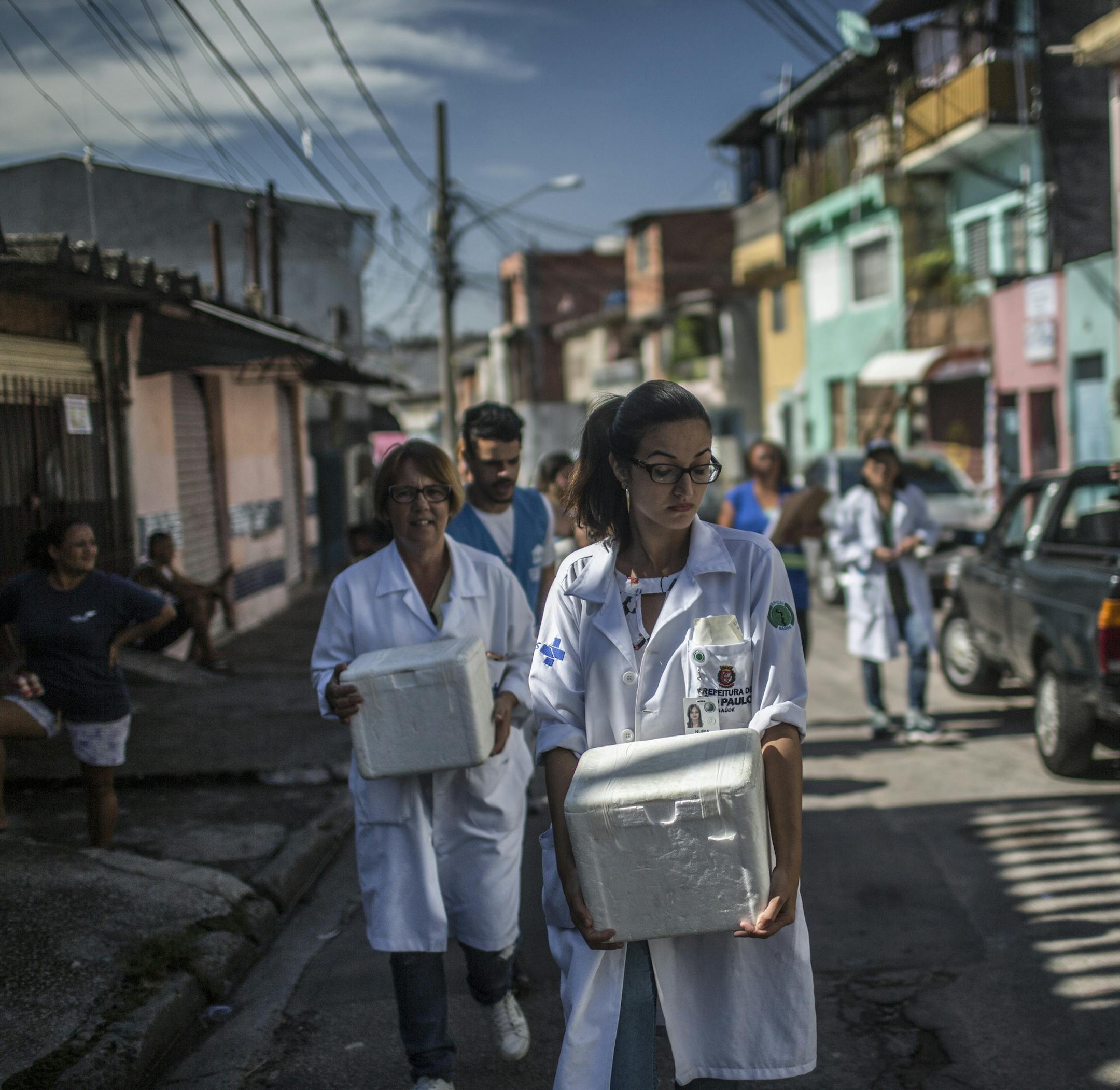 FILE — Health workers visit the Pirituba neighborhood of Sao Paulo to vaccinate residents, March 2, 2018. Hoping to stave off another deadly outbreak of yellow fever, Brazil’s government announced on March 20 that it planned to vaccinate the entire country against the mosquito-borne virus by April 2019. (Dado Galdieri/The New York Times)