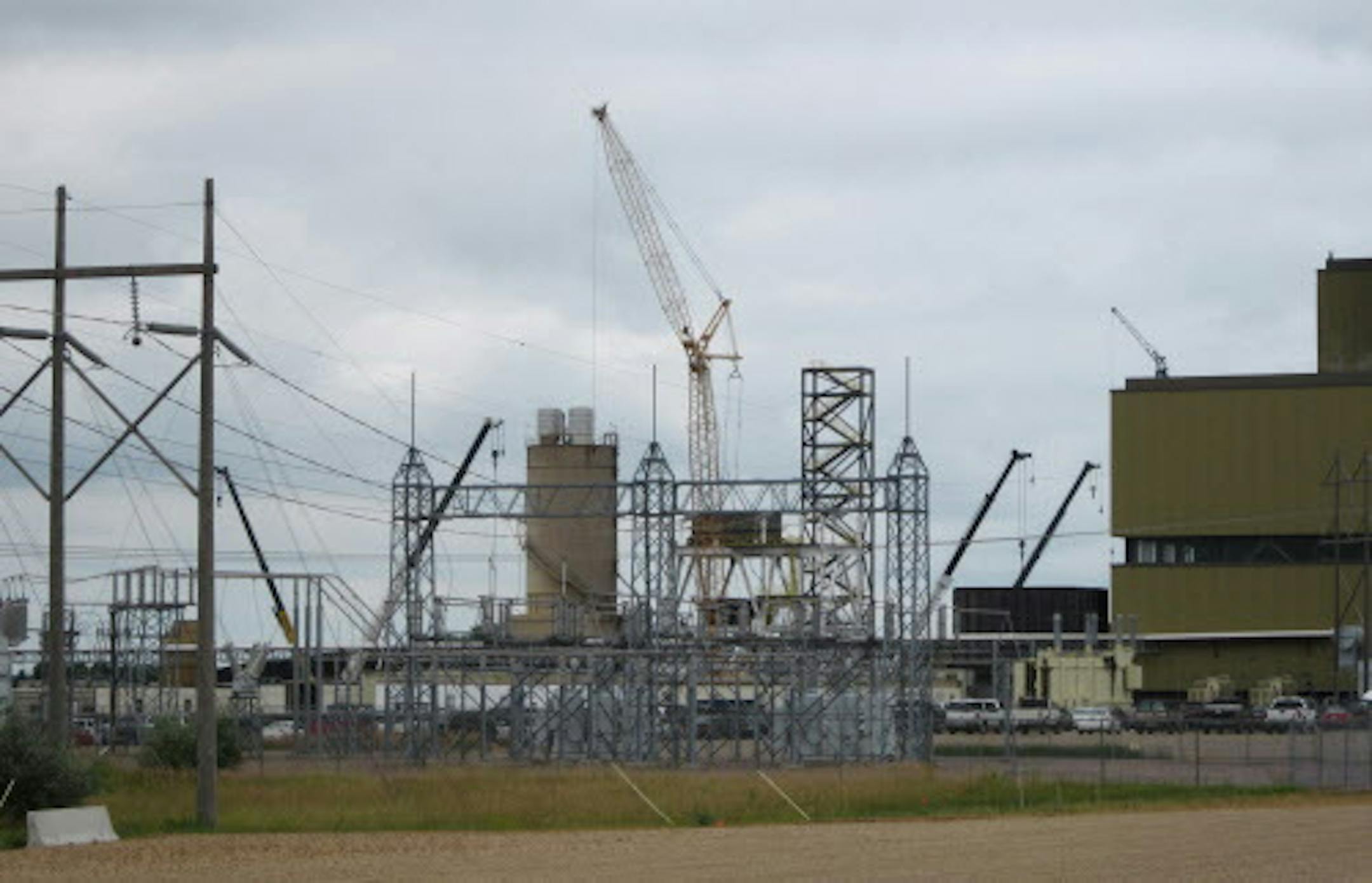 3CARBON -- The largest of several cranes towers over the site of a $405 million pollution-control project at the coal-fired Big Stone power plant in South Dakota, just across the border from Ortonville, Minn. It is one of dozens of Midwest coal burners that face the need to add pollution controls for emissions like mercury and nitrogen oxides. But the technology can do nothing to reduce carbon dioxide, a greenhouse gas linked to global warming. Coal power plants are a leading source of carbon di