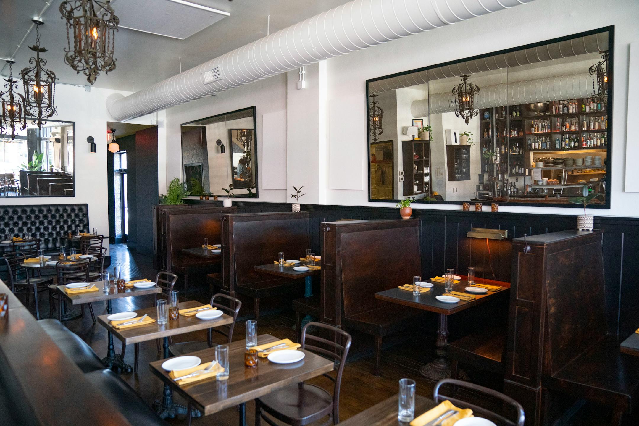 The interior of Petite León.