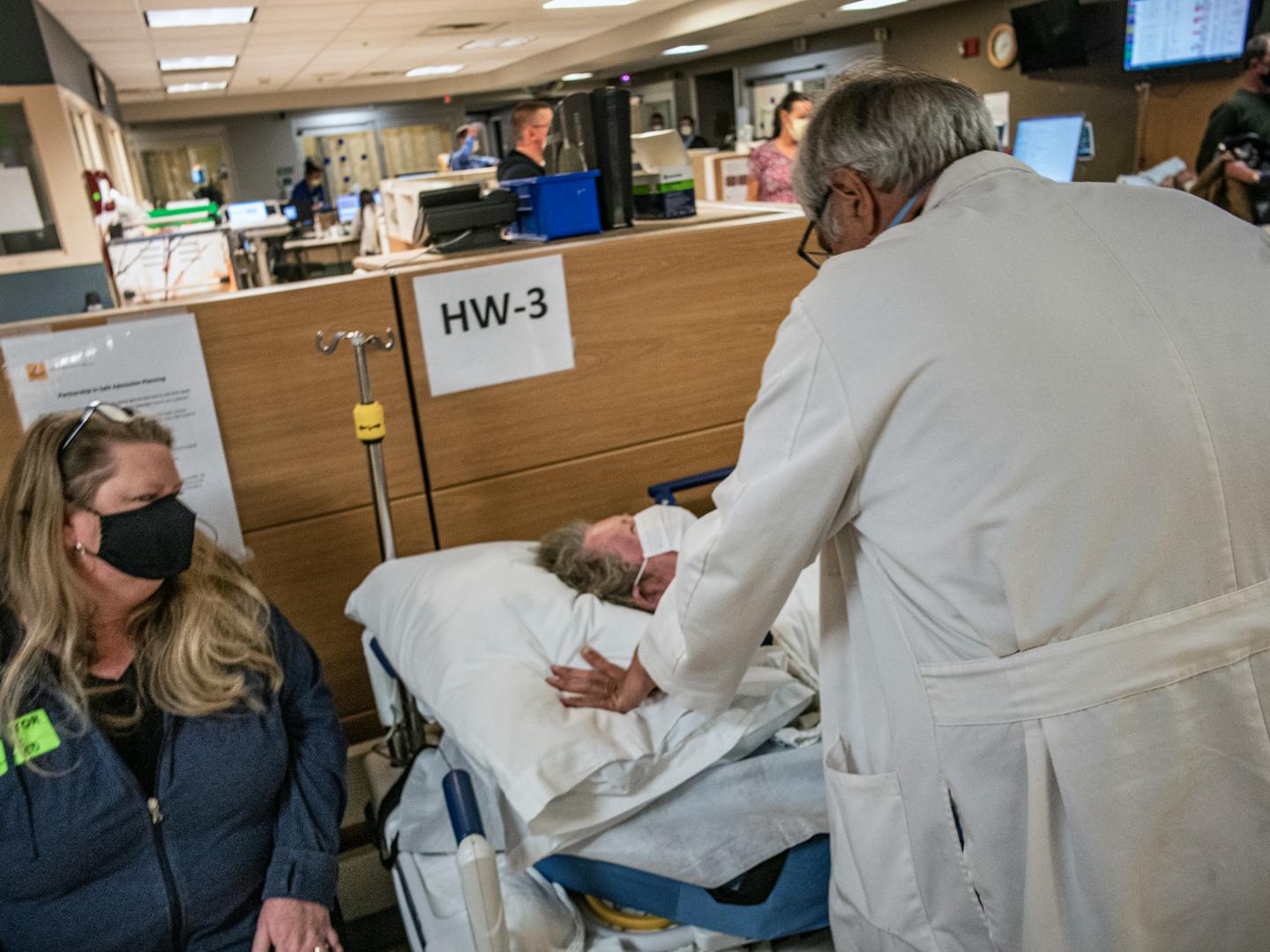 Jennifer Heifort of Big Lake waits with her mother Mavis Peterson to be seen by a cardiologist in the emergency department in Maplewood, Minn., on Thursday, Nov. 3, 2022. Health care shortages are creating backups and lack of beds at hospitals all over the metro including M Health Fairview St. John's Hospital.] RICHARD TSONG-TAATARII • richard.tsong-taatarii @startribune.com