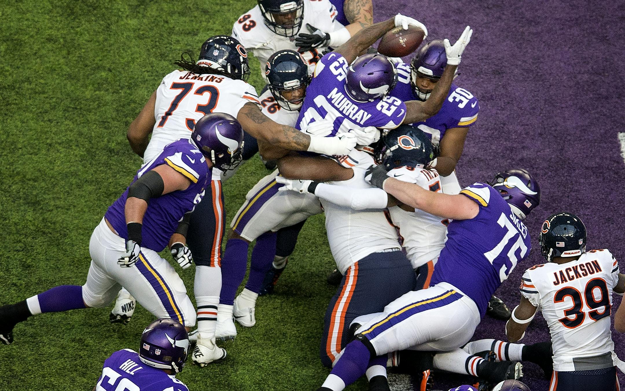 Vikings running back Latavius Murray (25) ran in for a 1-yard touchdown in the first quarter.