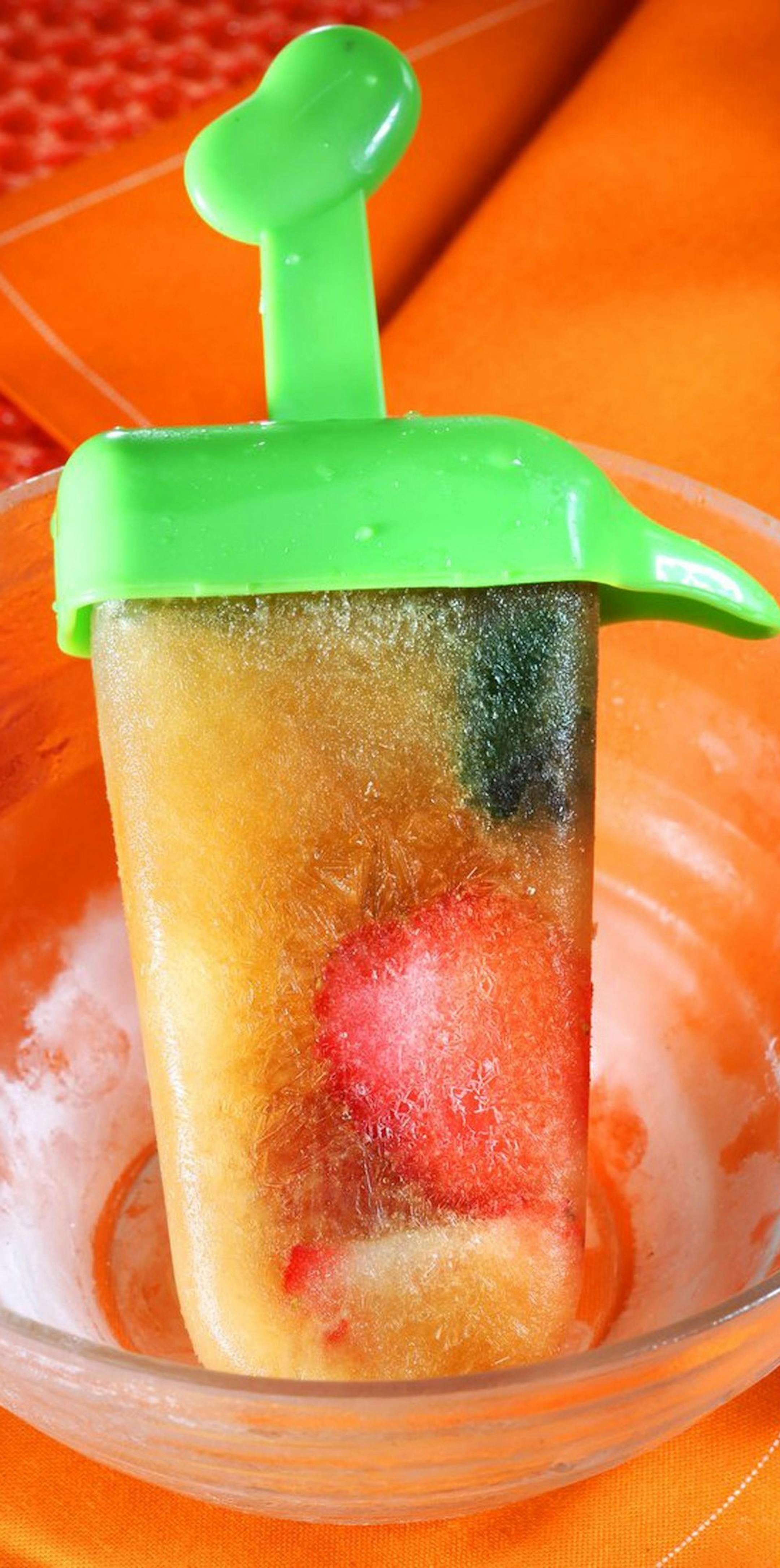 Poptails is the clever name for tipsy adult ice pops infused with a jigger of booze. Here, the English summer cup is featured. (Tammy Ljungblad/Kansas City Star/MCT) ORG XMIT: 1140382