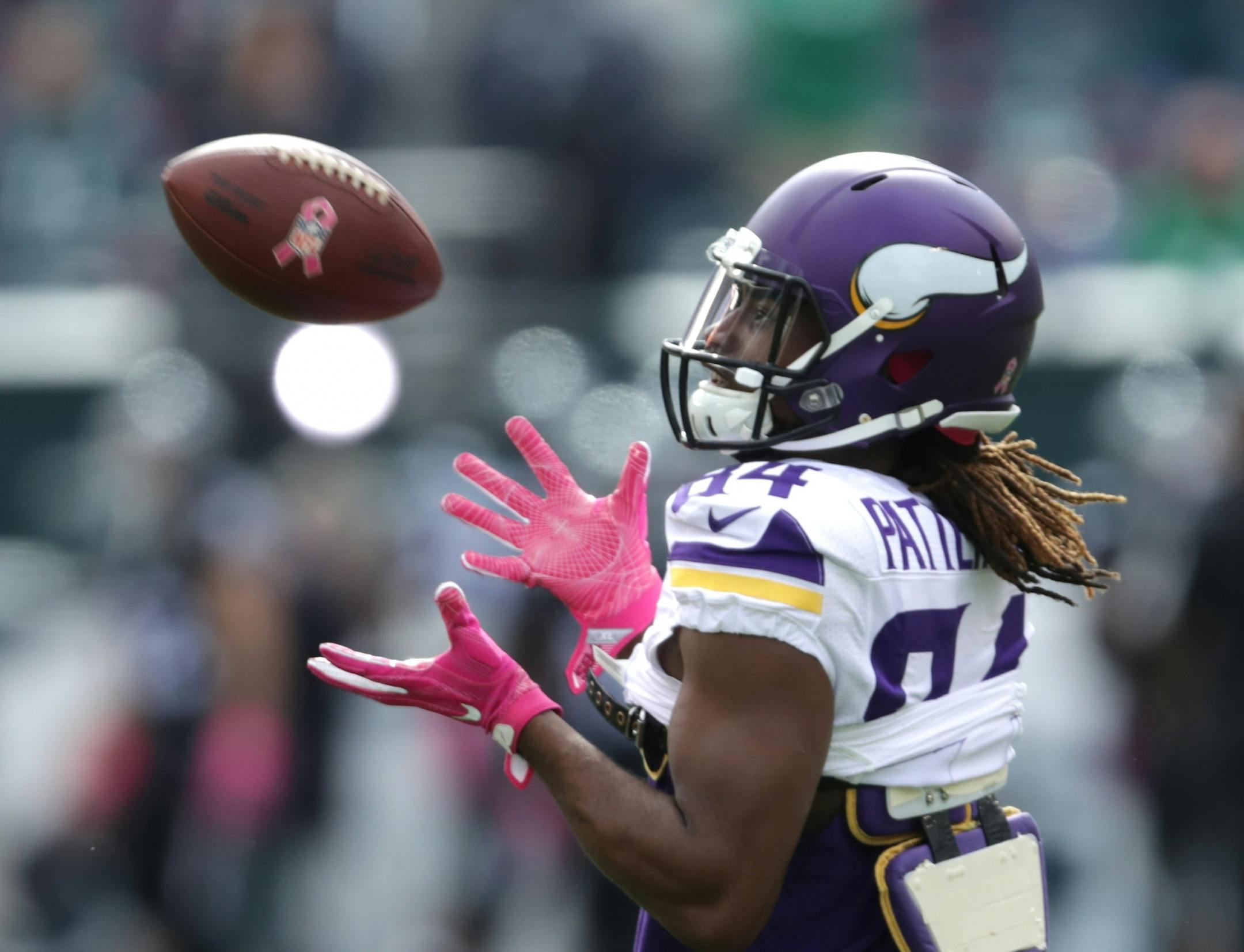 Vikings Cordarrelle Patterson warms up before the Eagles game.