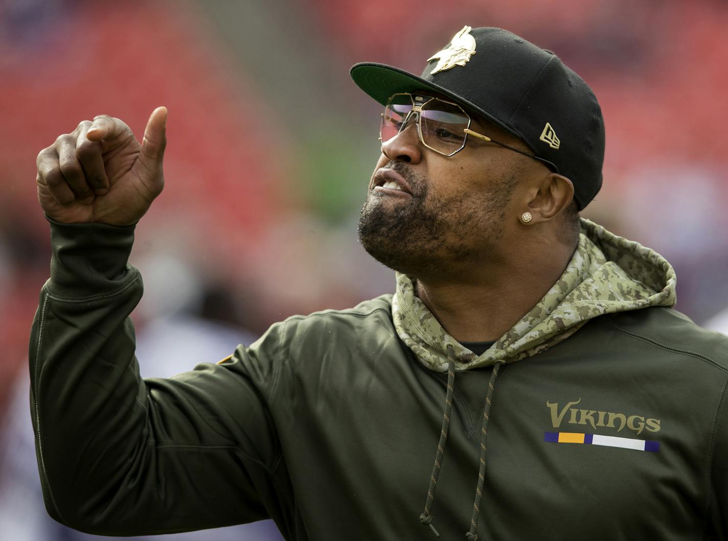 Everson Griffen tried to motivate teammates before the start of the game. Griffen was inactive for the game. ] CARLOS GONZALEZ &#xef; cgonzalez@startribune.com - November 12, 2017, Landover, MD, FedEx Field, NFL, Minnesota Vikings vs. Washington Redskins.