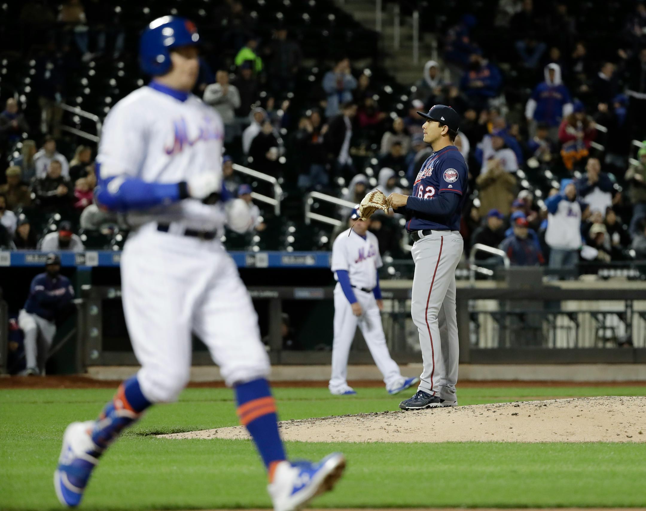 Twins reliever Andrew Vasquez stood on the mound as the Mets' Brandon Nimmo, left, reached first base after being hit by a pitch Wednesday to force in a run.