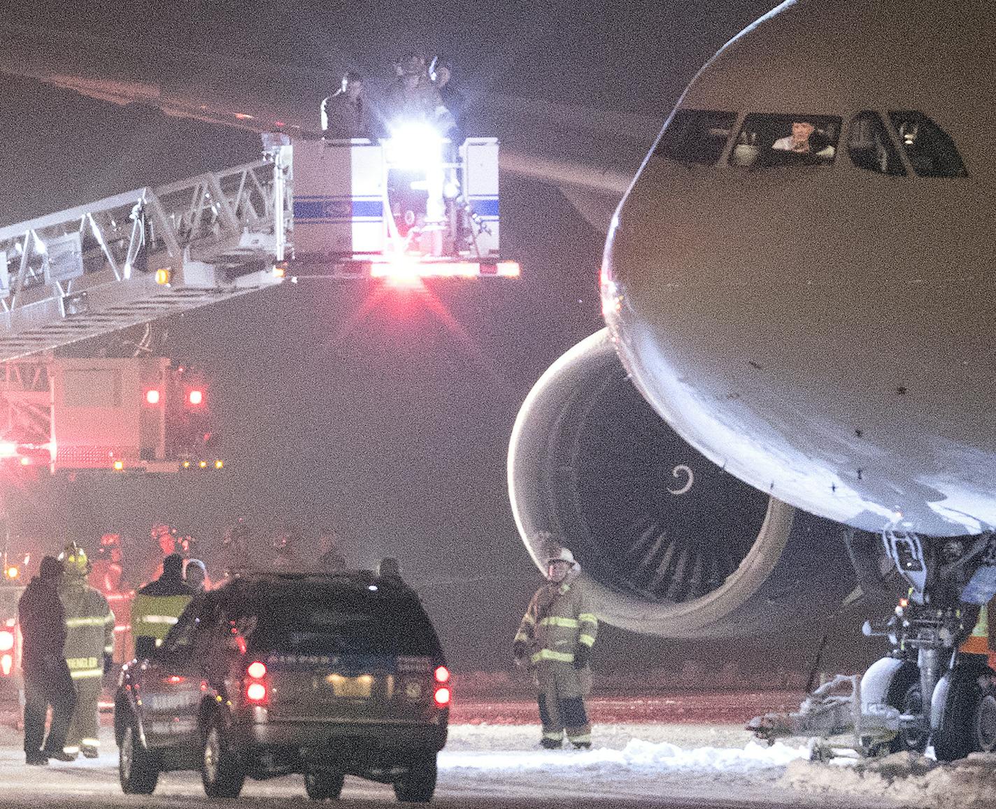 Crews worked on the Minnesota Vikings charter aircraft after it got stuck while taxing at the Appleton International Airport before their game vs. Green Bay Packers. ] CARLOS GONZALEZ cgonzalez@startribune.com - December 23, 2016, Appleton, WI, Appleton international Airport ORG XMIT: MIN1612232125440139