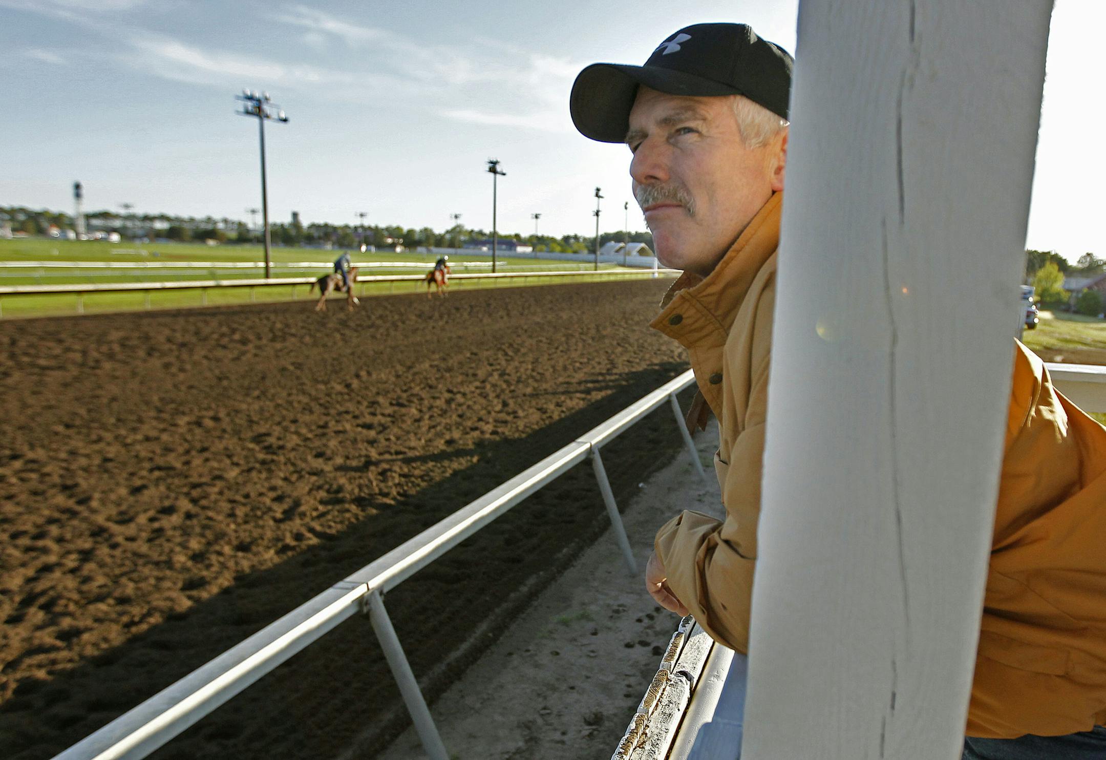 Racing horse trainer Steve Kane watched his horse do a practice run Thursday, May 22, 2014 at Canterbury Park in Shakopee, MN. ] (ELIZABETH FLORES/STAR TRIBUNE) ELIZABETH FLORES • eflores@startribune.com ORG XMIT: MIN1405271134170067