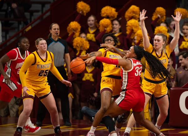 Gophers forward Nia Holloway (41) fouled Ohio State forward Cotie McMahon (32) in the third quarter of the No. 5 Buckeyes' 71-47 victory at Williams A