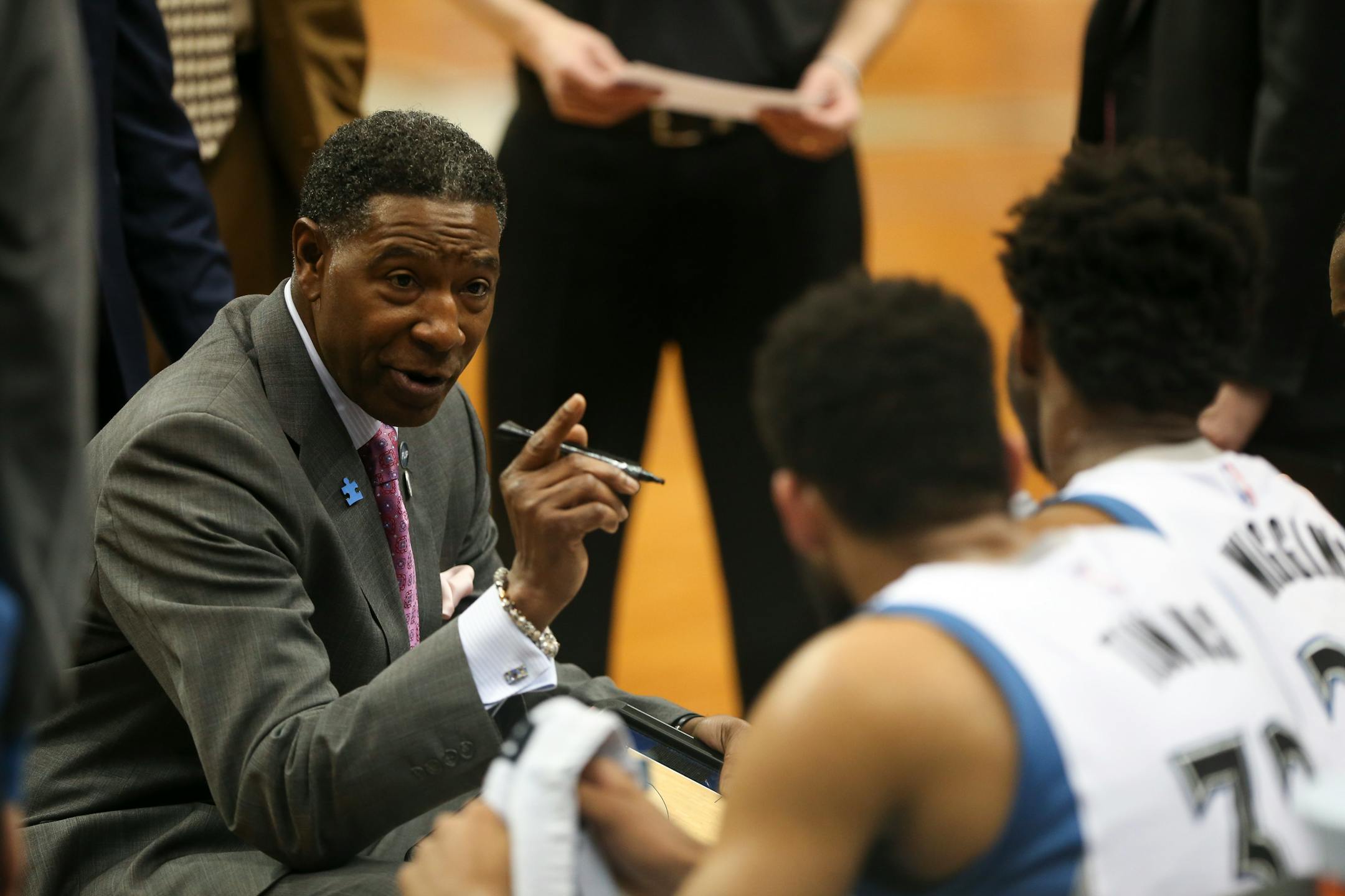 Timberwolves interim coach Sam Mitchell made a point with Timberwolves center Karl-Anthony Towns (32) during a timeout in the second quarter Sunday against the Mavericks.