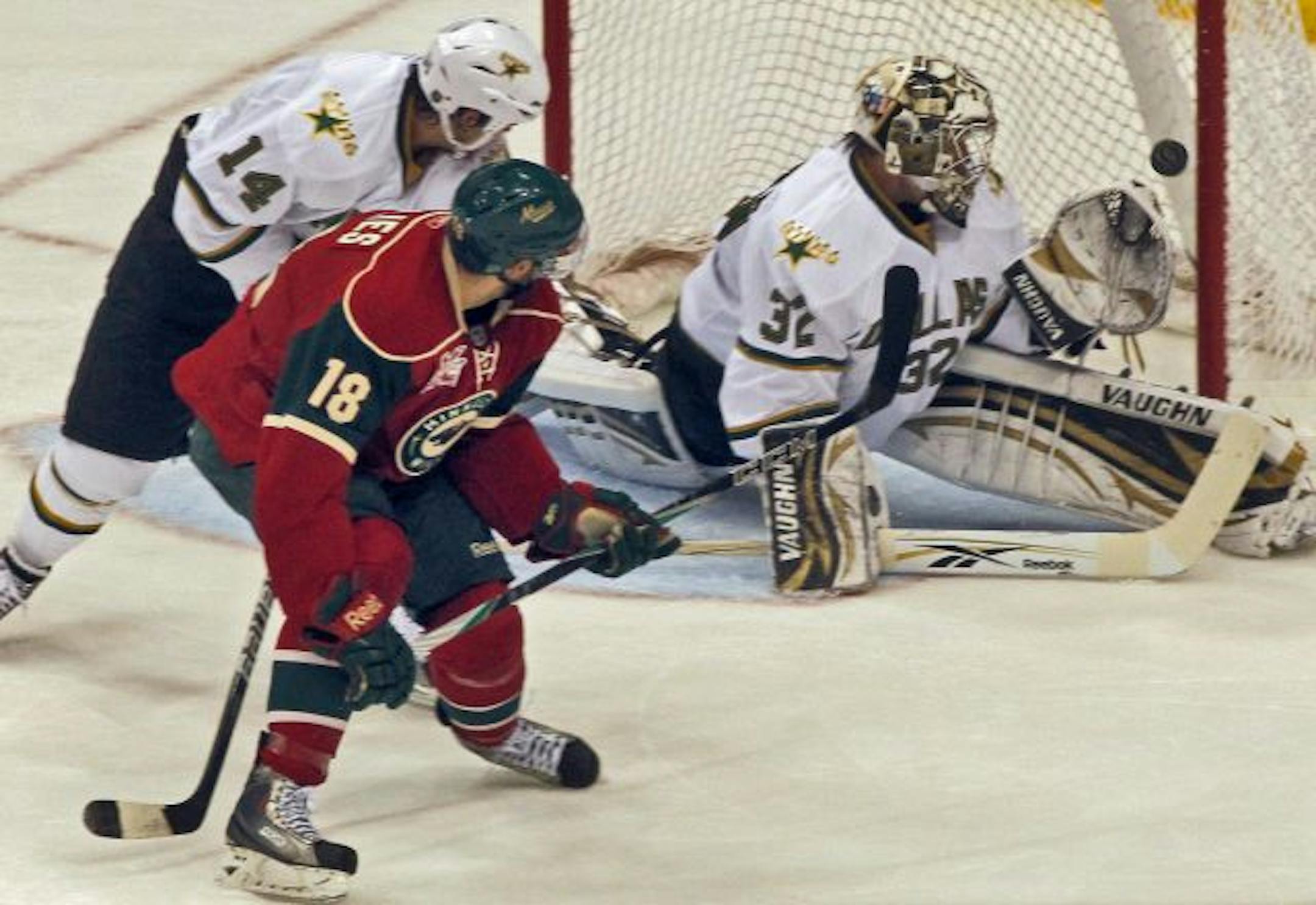 Wild forward Colton Gillies (18)