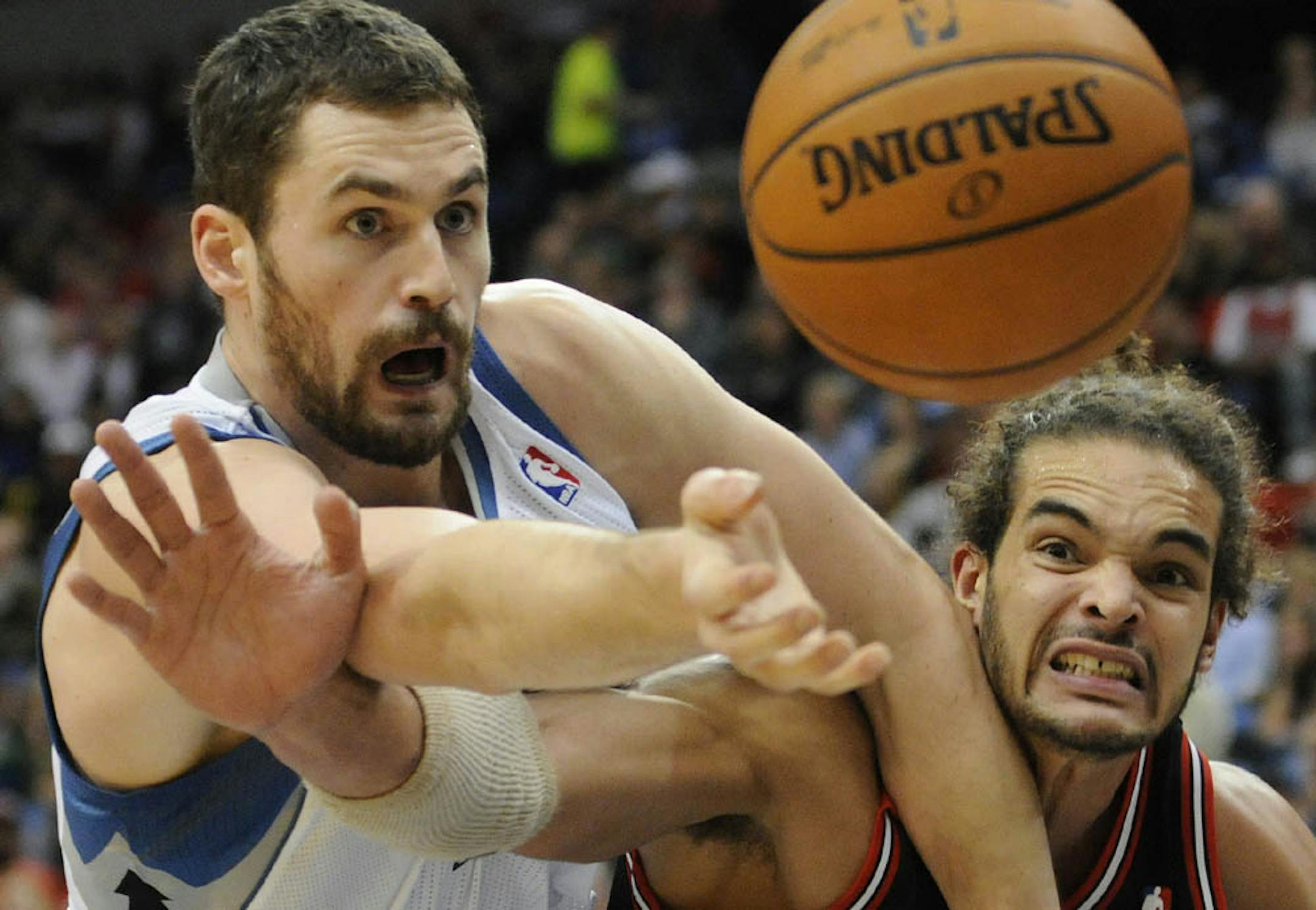 Timberwolves forward Kevin Love battled Chicago's Joakim Noah for the ball