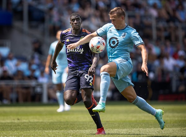 Minnesota United midfielder Robin Lod (17) pushed the ball towards the net over Seattle Sounders defender Abdoulaye Cissoko (92) in the second half.] 