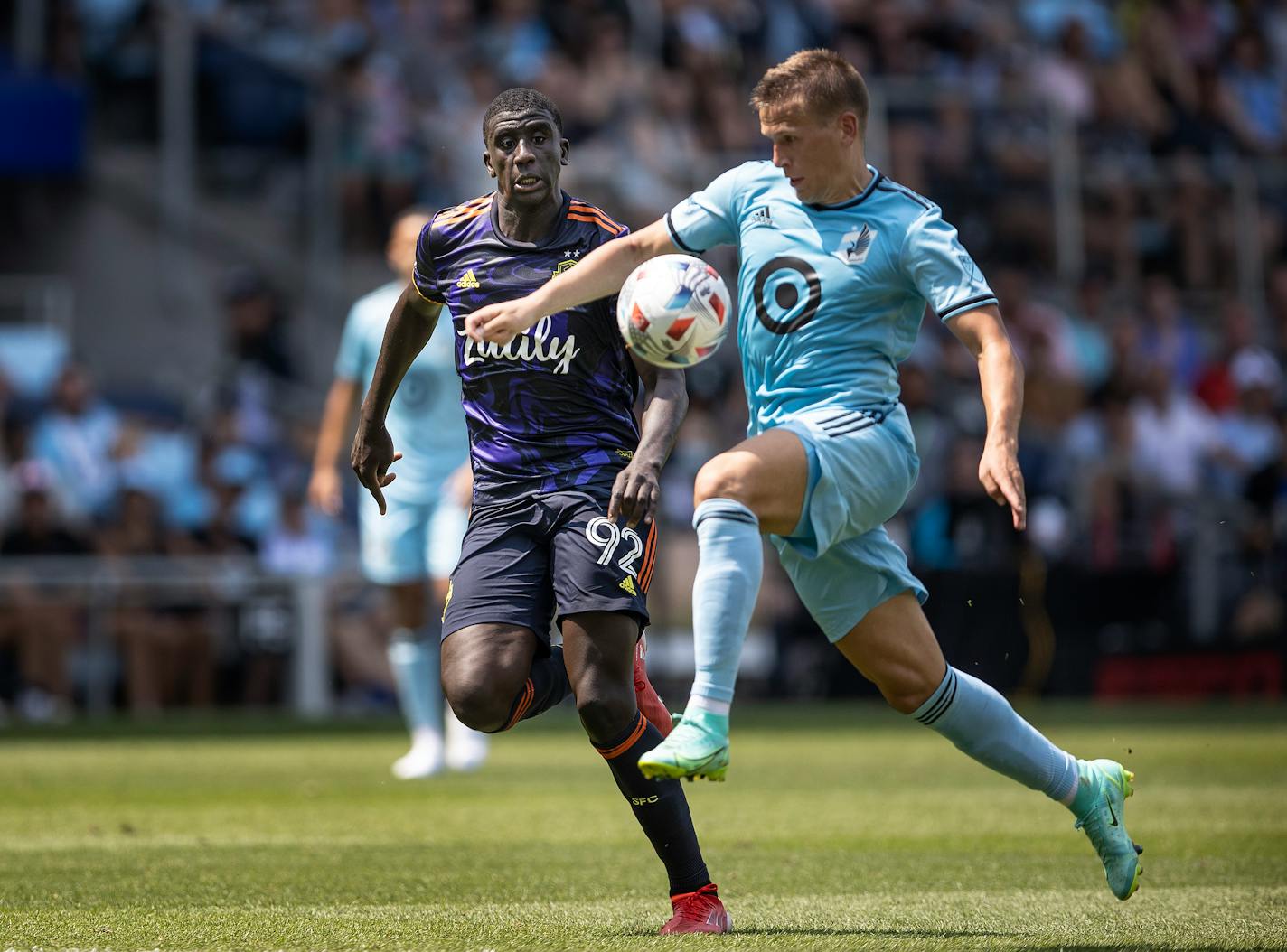 Minnesota United midfielder Robin Lod (17) pushed the ball towards the net over Seattle Sounders defender Abdoulaye Cissoko (92) in the second half.] Jerry Holt •Jerry.Holt@startribune.com