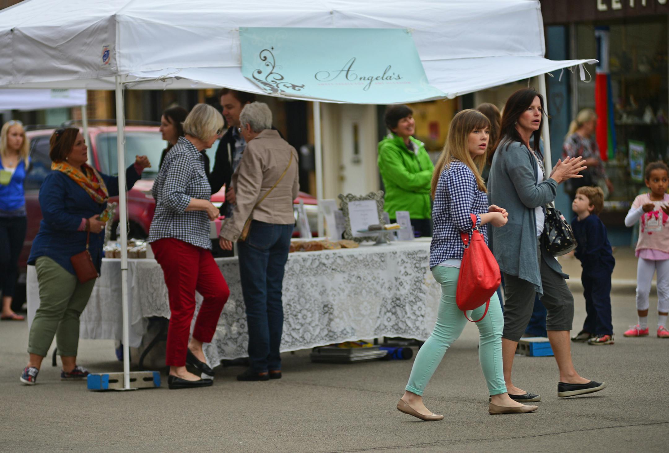 ] Farmers Market in Excelsior on Water Street Richard.Sennott@startribune.com Richard Sennott/Star Tribune Excelsior Minn. Thursday 5/08/2014) ** (cq)