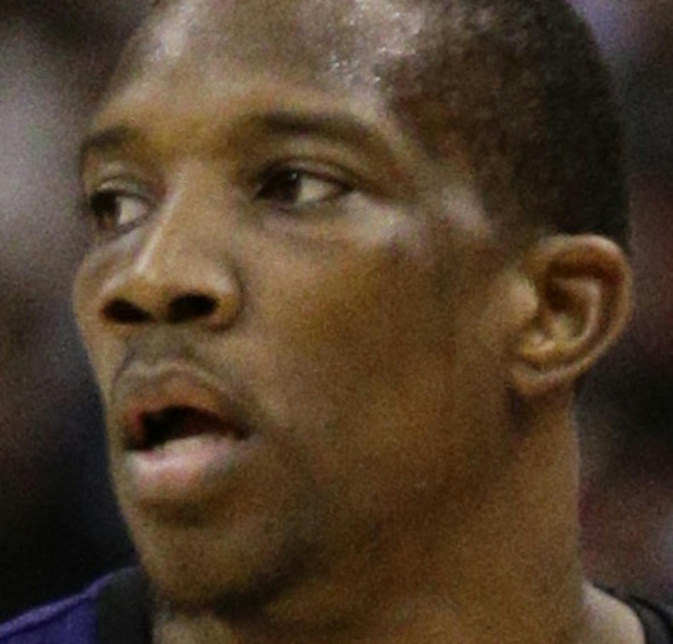 Phoenix Suns' Eric Bledsoe makes his way down the court during the second half of an NBA basketball game against the Los Angeles Clippers on Monday, Dec. 30, 2013, in Los Angeles. (AP Photo/Jae C. Hong)