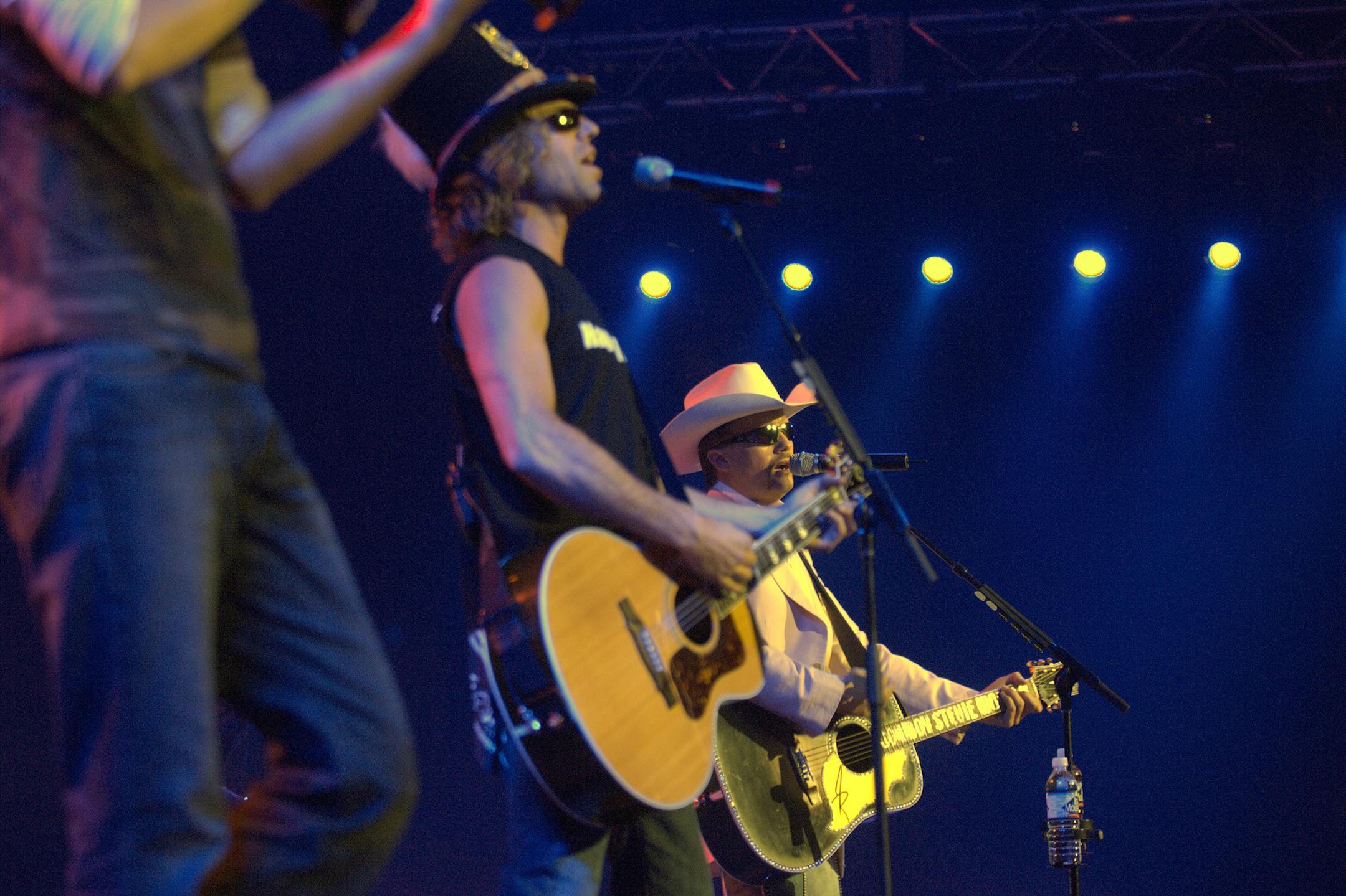 DAVID BREWSTER ‘ dbrewster@startribune.com Sunday_11/27/05_St.Paul - - - - - Big and Rich , Big Kenny (left) and John Rich (right) in performance at the Xcel Energy Ceneter Sunday night. ORG XMIT: MIN2013082814180707
