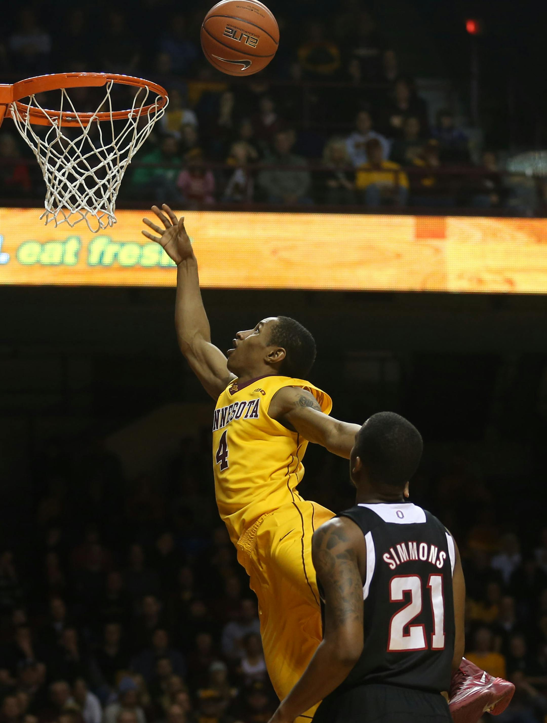 Gophers DeAndre Mathieu drove passed the Omaha defense for a lay up during the second half at Williams Arena in Minneapolis Friday, December 20, 2013. Gophers won over Omaha 92-79 ] (KYNDELL HARKNESS/STAR TRIBUNE) kyndell.harkness@startribune.com