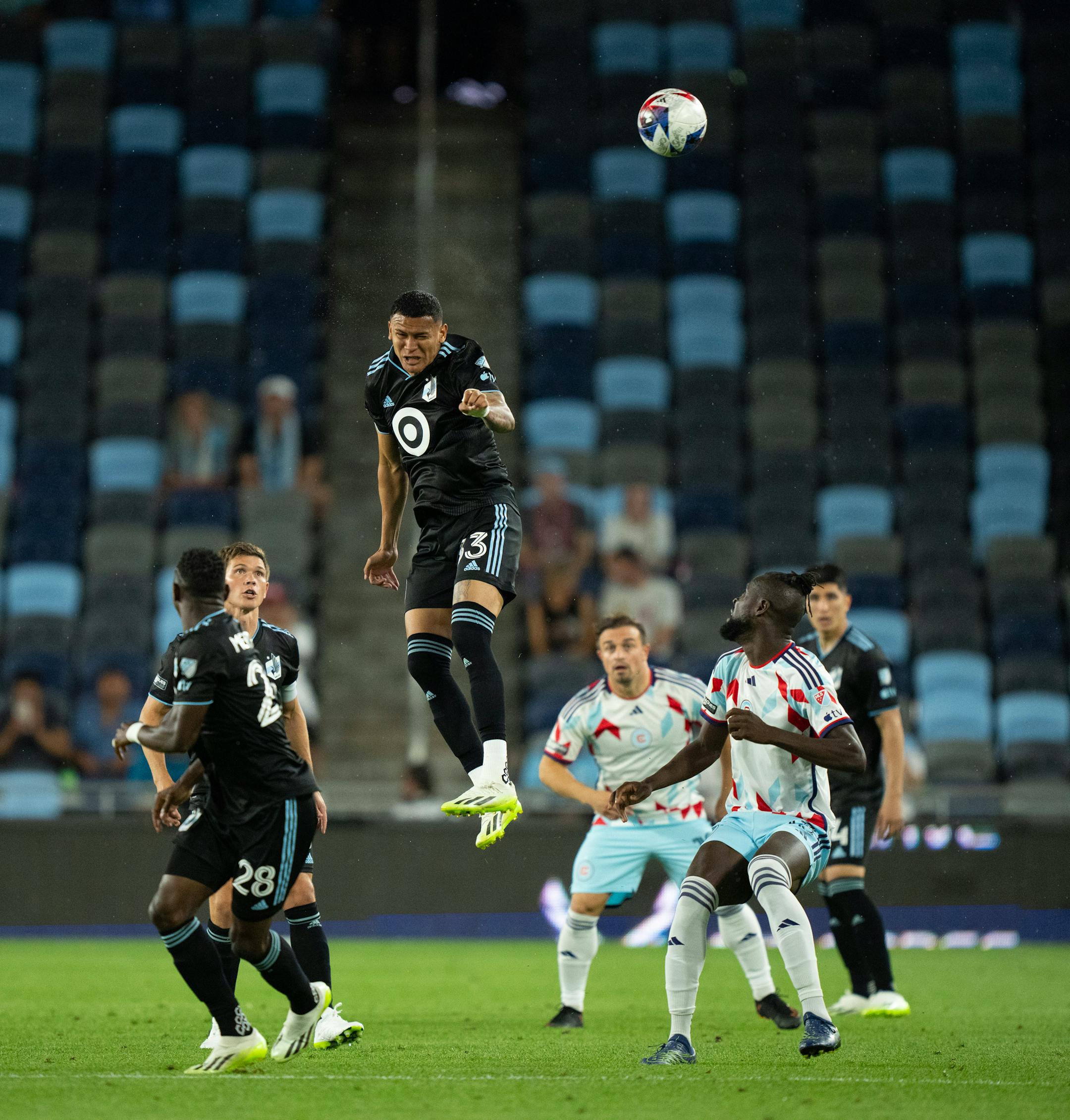 Minnesota United midfielder Kervin Arriaga (33) headed a ball in the second half.