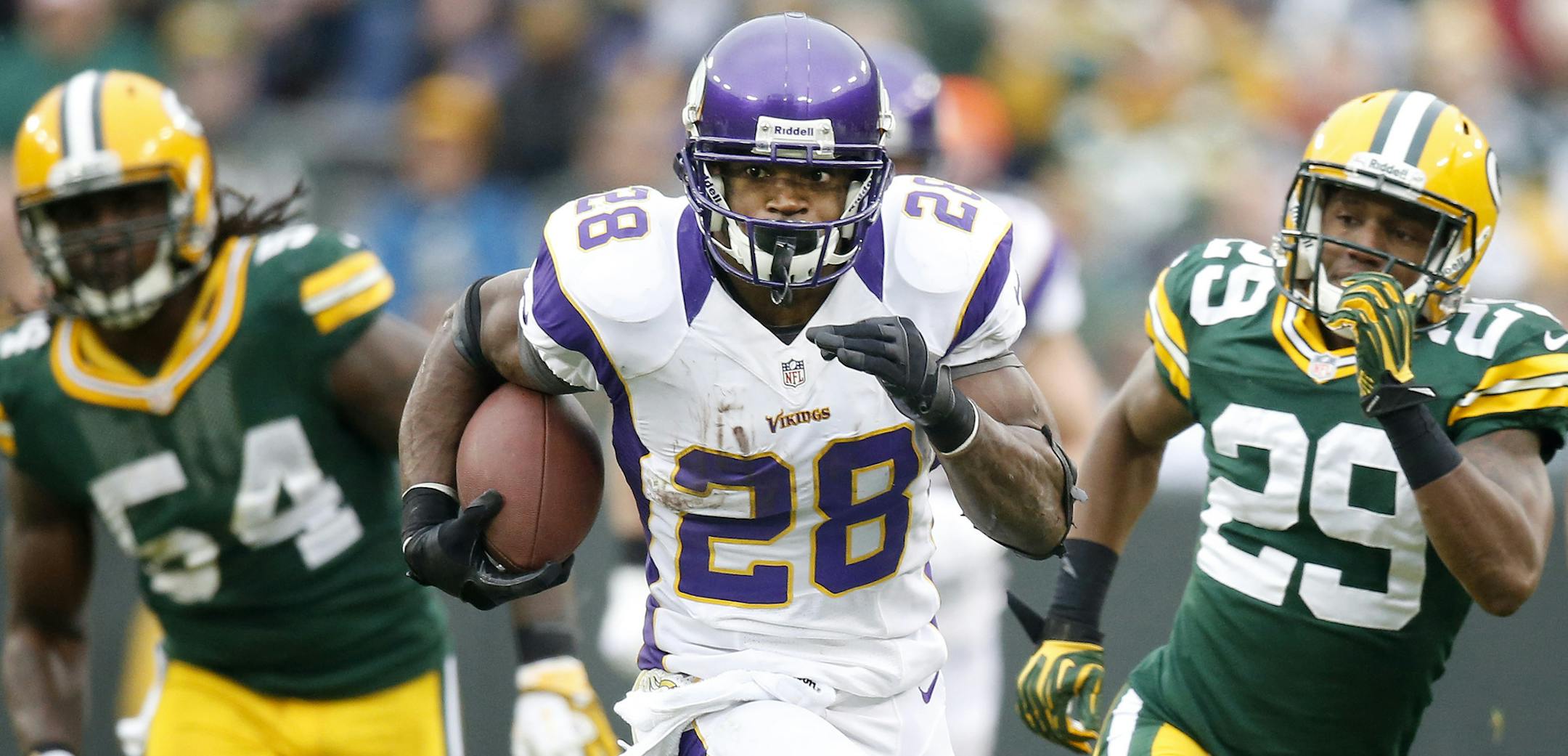Minnesota Vikings running back Adrian Peterson (28) broke away from the Green Bay defense for a 48-yard run in the third quarter. Peterson has 210 yard rushing in the loss. Green Bay beat Minnesota by a final score of 23-14. ] CARLOS GONZALEZ cgonzalez@startribune.com - December 2, 2012, Green Bay, WI, Lambeau Field, NFL, Minnesota Vikings vs. Green Bay Packers ORG XMIT: MIN1212021550250817