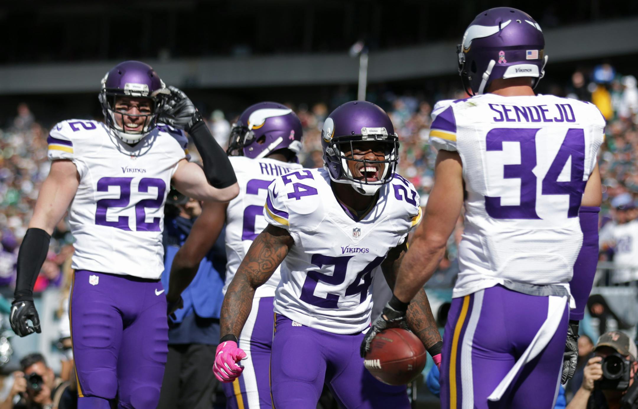 It was a crazy 1st quarter with turnovers on both sides, here Vikings Captain Munnerlyn (Center) celebrates a pick by teammate Andrew Sendejo in the 1st quarter. ] Minnesota Vikings @ Philadelphia Eagles, Lincoln Financial Field. brian.peterson@startribune.com
Philadelphia, PA 10/23/16