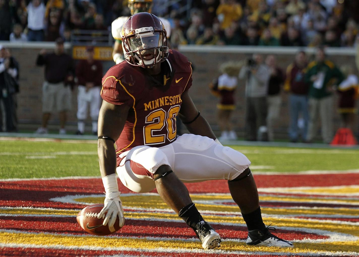 Minnesota running back Donnell Kirkwood (20) ran into the end zone for a touchdown in the first quarter.