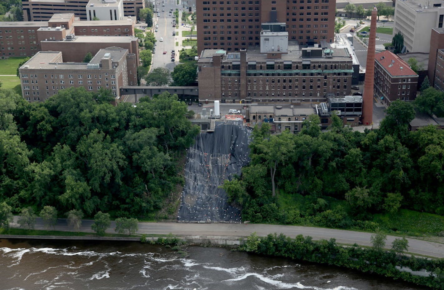 The mudslide along the West River Parkway. ] (KYNDELL HARKNESS/STAR TRIBUNE) kyndell.harkness@startribune.com in Minneapolis Min. Friday, June 27, 2014. ORG XMIT: MIN1406272253155215