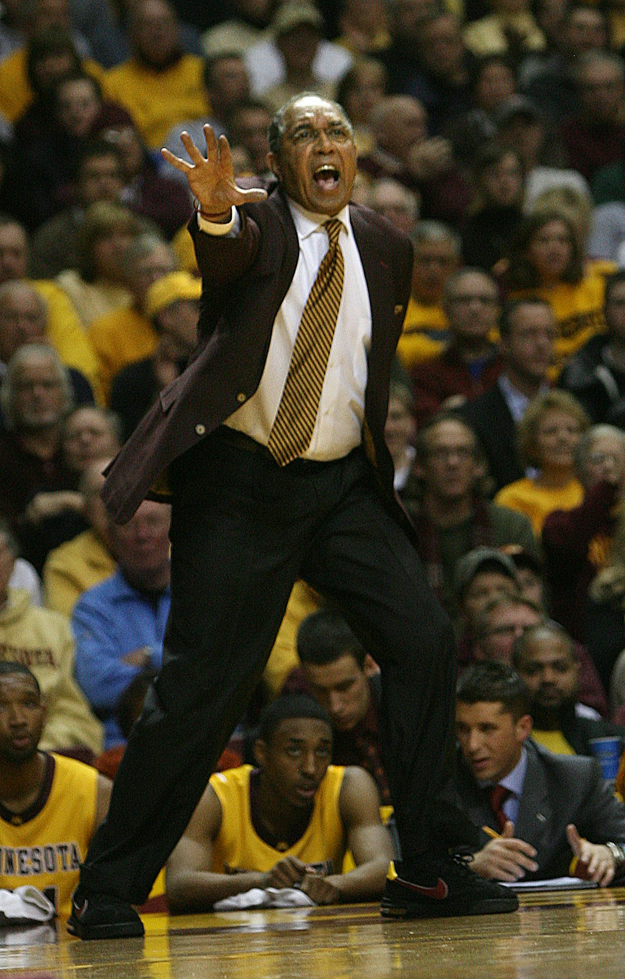 JIM GEHRZ ï james.gehrz@startribune.com Minneapolis/January 29, 2009/8:00 PM Minnesota coach Tubby Smith shouted instructions to players during the Gopher's Big Ten game against Illinois at at Williams Arena Thursday, January 29, 2009.