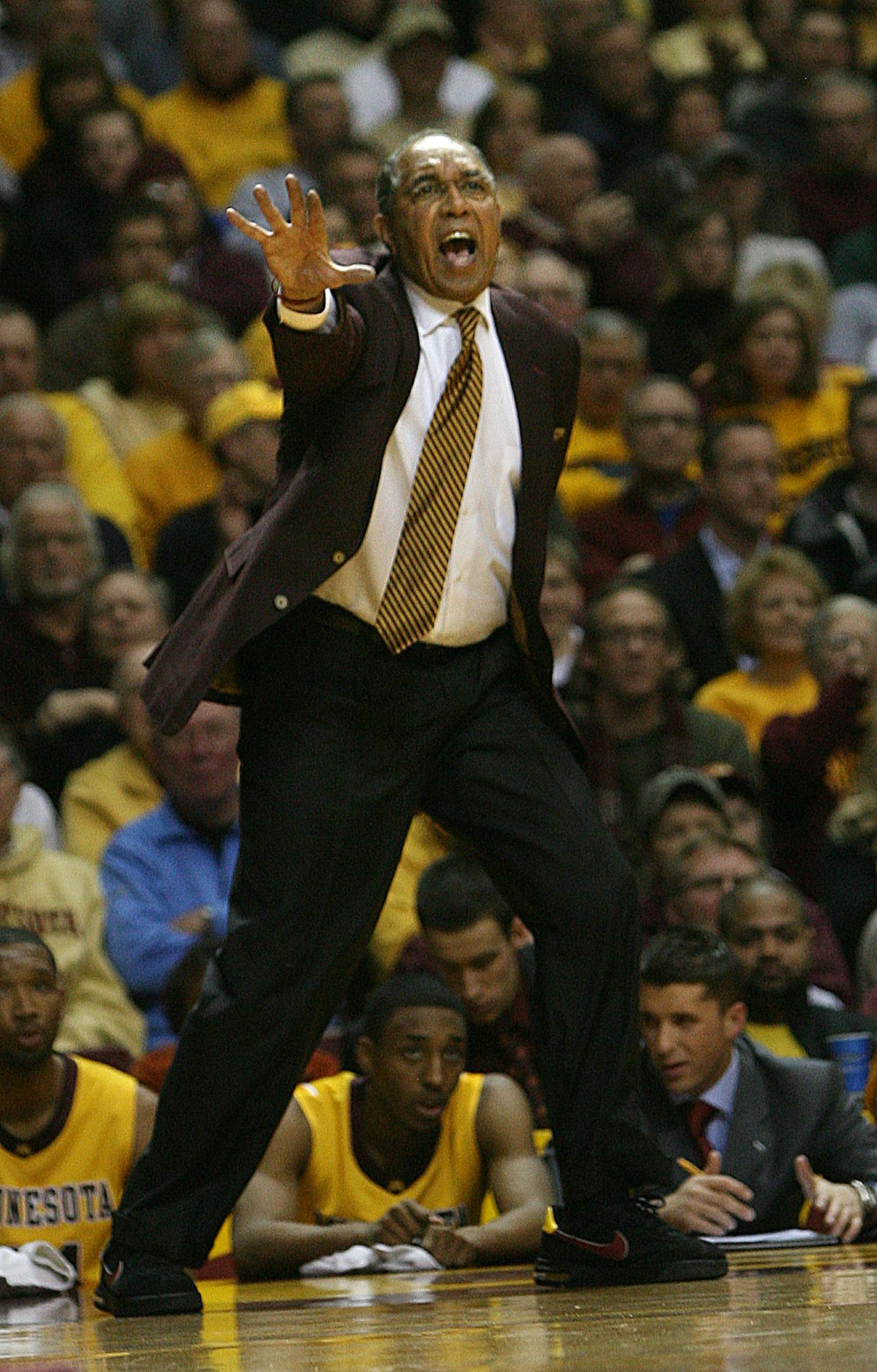 JIM GEHRZ &#xef; james.gehrz@startribune.com Minneapolis/January 29, 2009/8:00 PM Minnesota coach Tubby Smith shouted instructions to players during the Gopher's Big Ten game against Illinois at at Williams Arena Thursday, January 29, 2009.