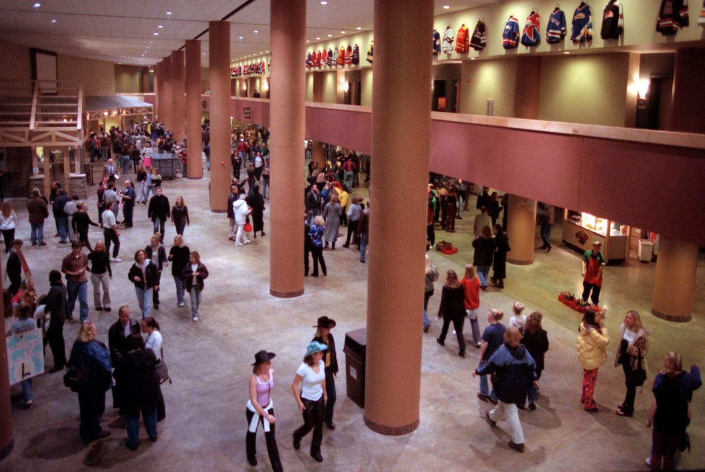 GENERAL INFORMATION: Sunday Arts/Entertainment cover story comparing Xcel and Target Center as concert venues. we need shots that illustrate Xcel as a concert place. IN THIS PHOTO:&nbsp;&nbsp;Monday_11/13/00_St.Paul - - - - - - a view of the Dixie Chicks concert from above