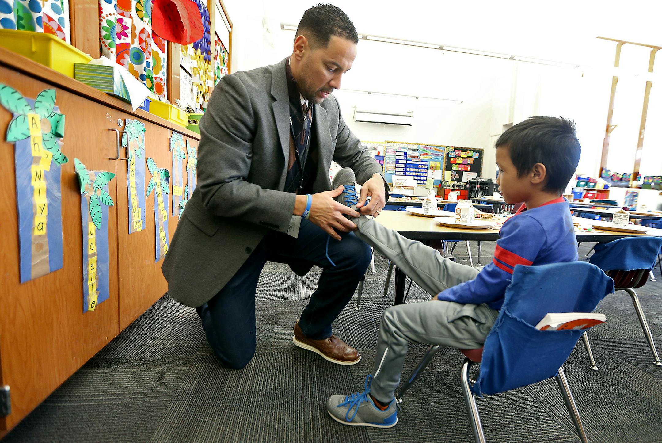 Linwood Monroe Arts Plus School principal Bryan Bass tied the shoes of one of the students, Wednesday, December 21, 2016 in St. Paul, MN. ] (ELIZABETH FLORES/STAR TRIBUNE) ELIZABETH FLORES • eflores@startribune.com