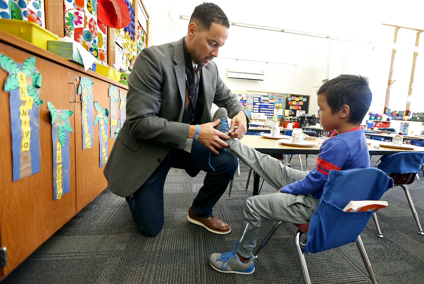 Linwood Monroe Arts Plus School principal Bryan Bass tied the shoes of one of the students, Wednesday, December 21, 2016 in St. Paul, MN. ] (ELIZABETH FLORES/STAR TRIBUNE) ELIZABETH FLORES &#x2022; eflores@startribune.com