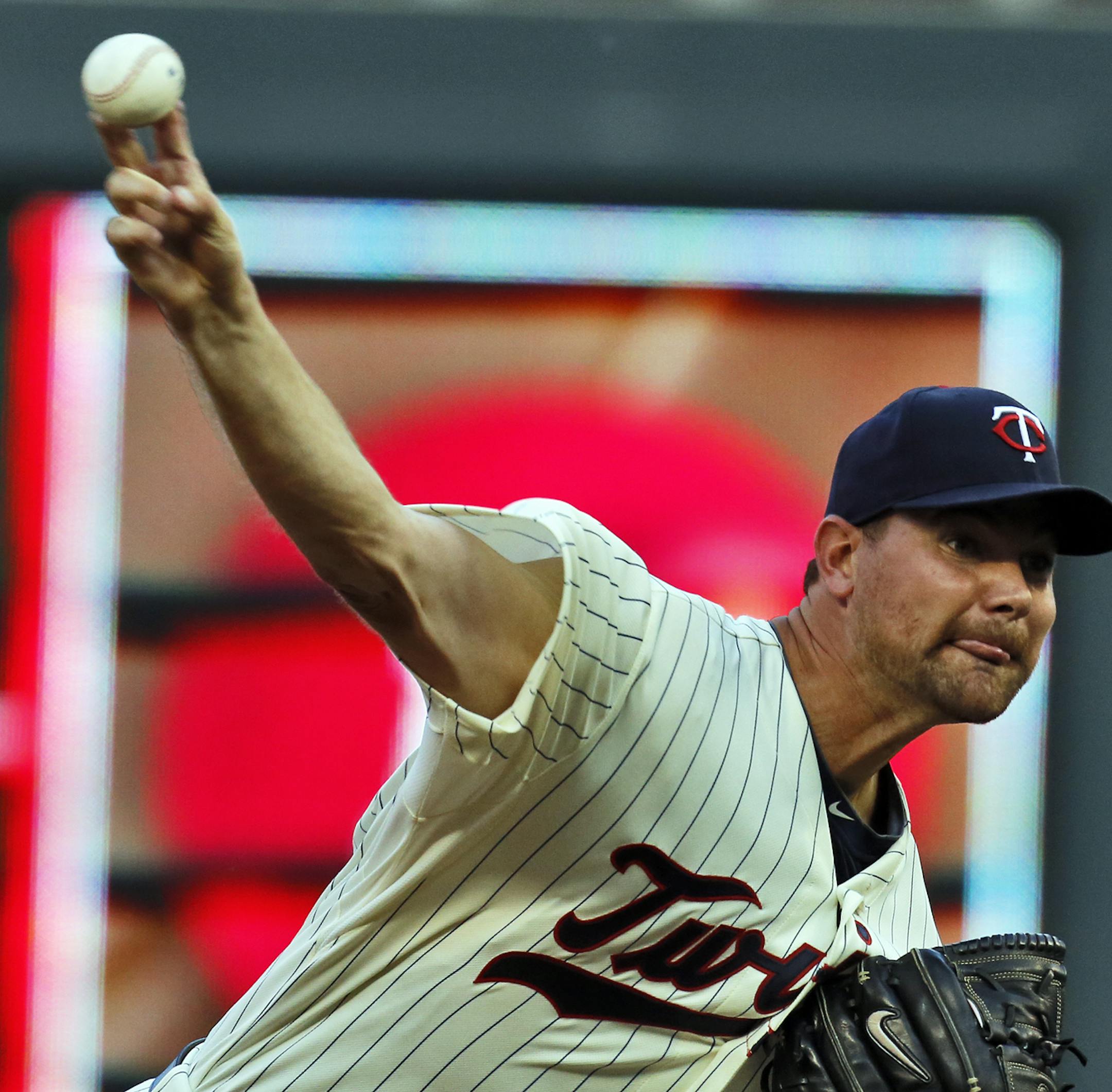 Minnesota Twins vs. Philadelphia Phillies. Twins starting pitcher Mike Pelfrey. (MARLIN LEVISON/STARTRIBUNE(mlevison@startribune.com (cq program )