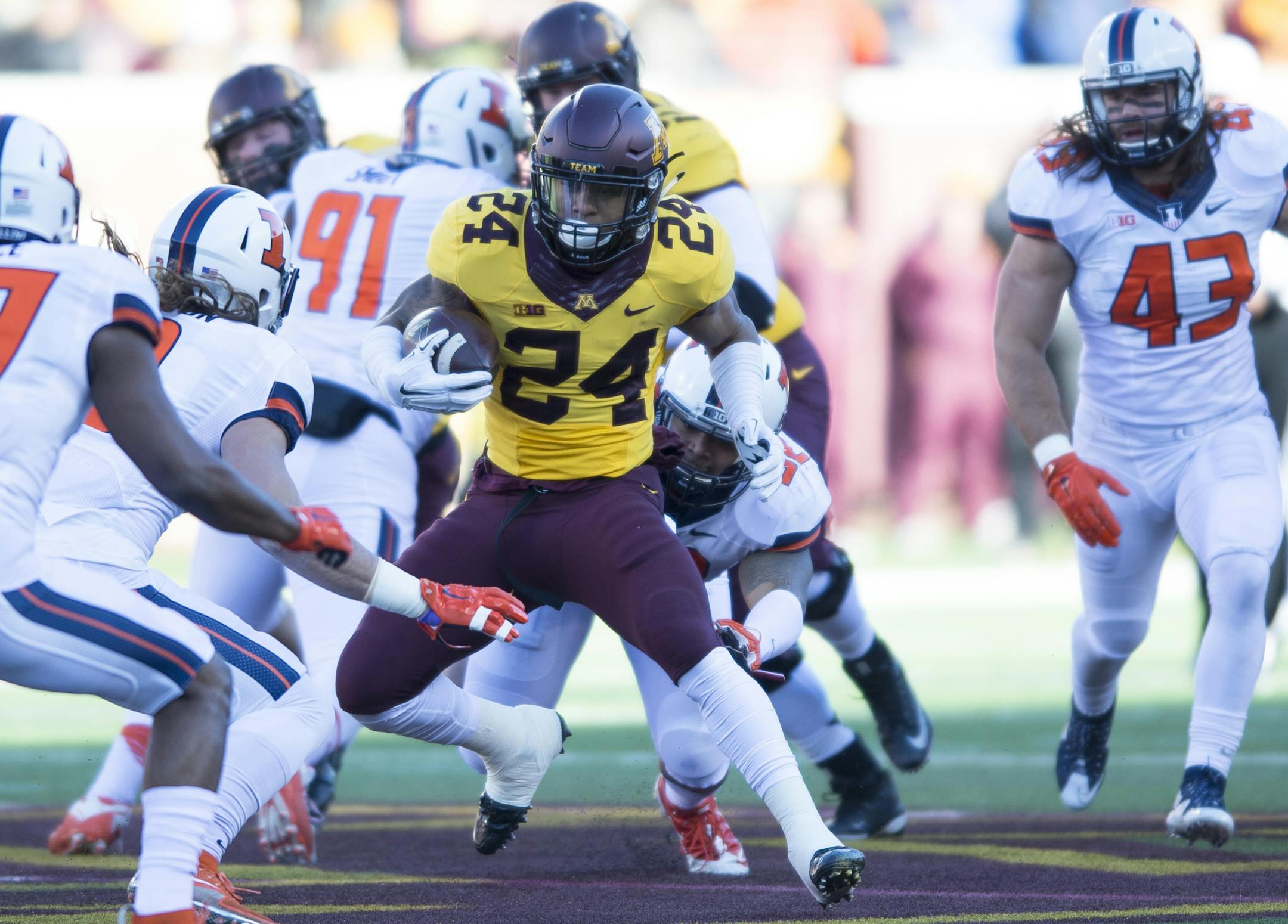 Minnesota Golden Gophers running back Rodney Smith (24) rushed the ball against the Illinois Fighting Illini in the first quarter Saturday. ] (AARON LAVINSKY/STAR TRIBUNE) aaron.lavinsky@startribune.com The Minnesota Golden Gophers played the Fighting Illini of Illinois on Saturday, Nov. 21, 2015 at TCF Bank Stadium in Minneapolis, Minn.