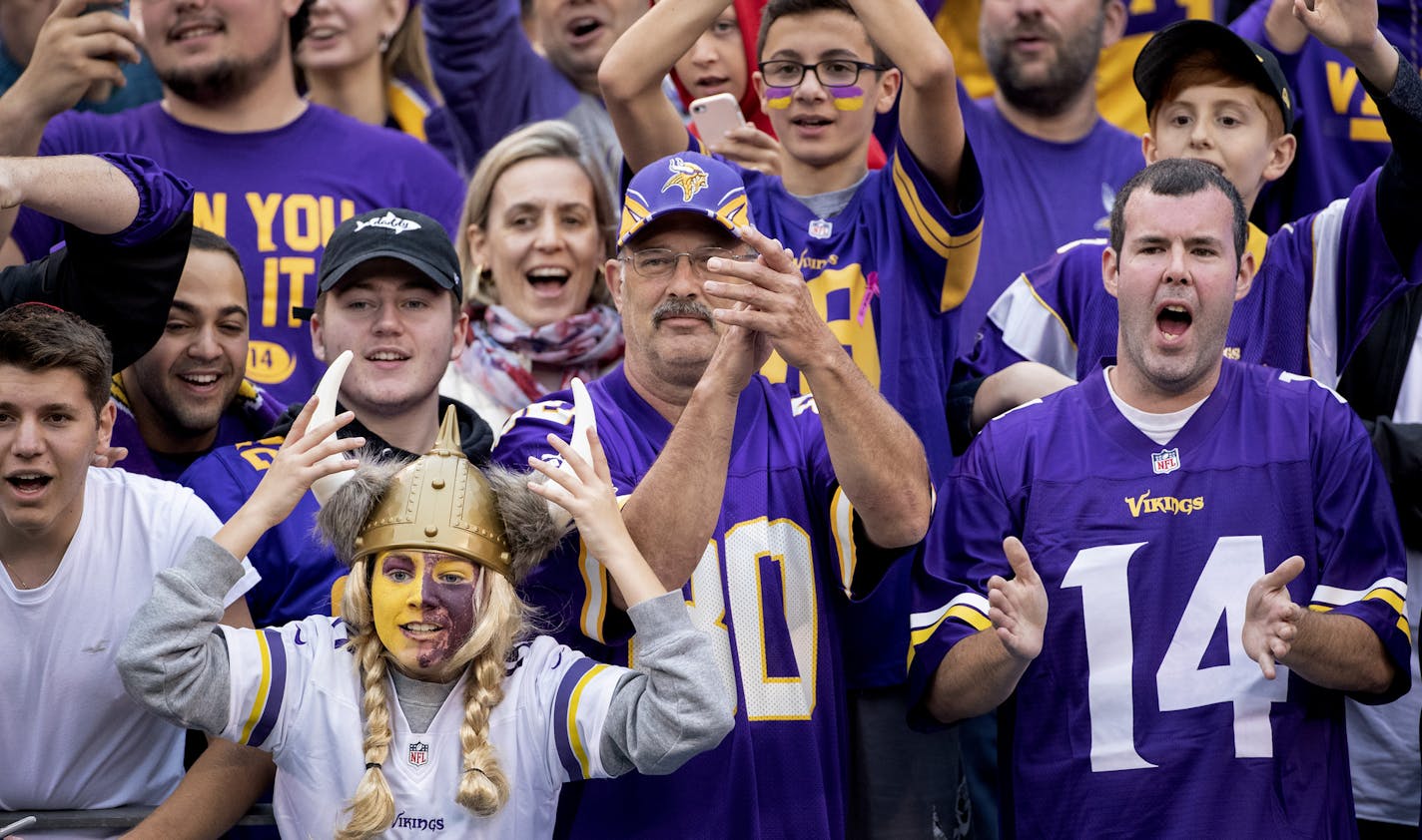 Minnesota Vikings cheered for players as they came off the field at the end of the game. ] CARLOS GONZALEZ &#x2022; cgonzalez@startribune.com &#x2013; East Rutherford, NJ &#x2013; October 2, 2019, MetLife Stadium, NFL, Minnesota Vikings vs. New York Giants