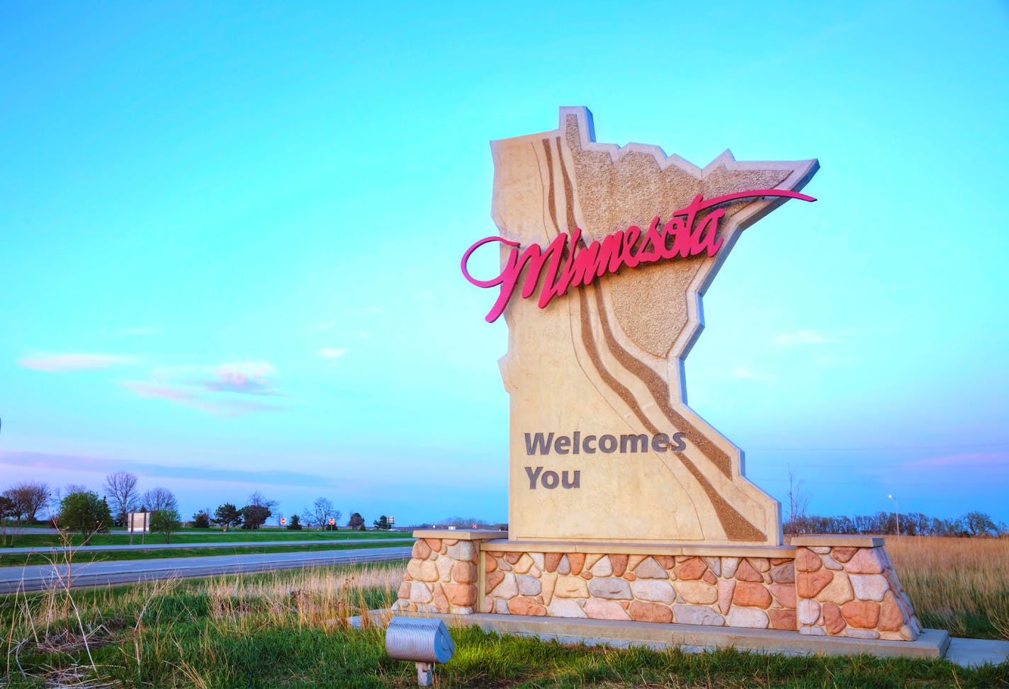 Minnesota welcomes you sign at the state border