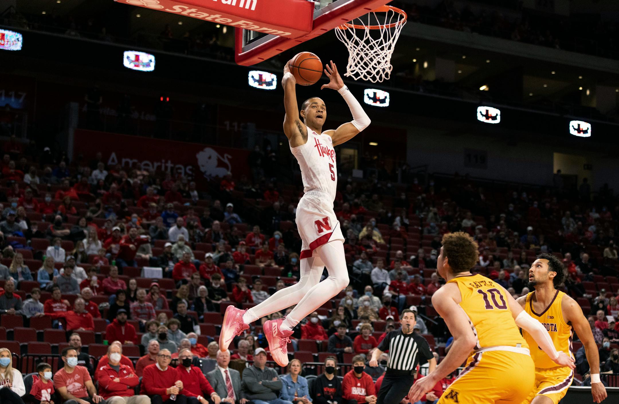 Nebraska's Bryce McGowens leaps to dunk against the Gophers during the first half of Wednesday's game.